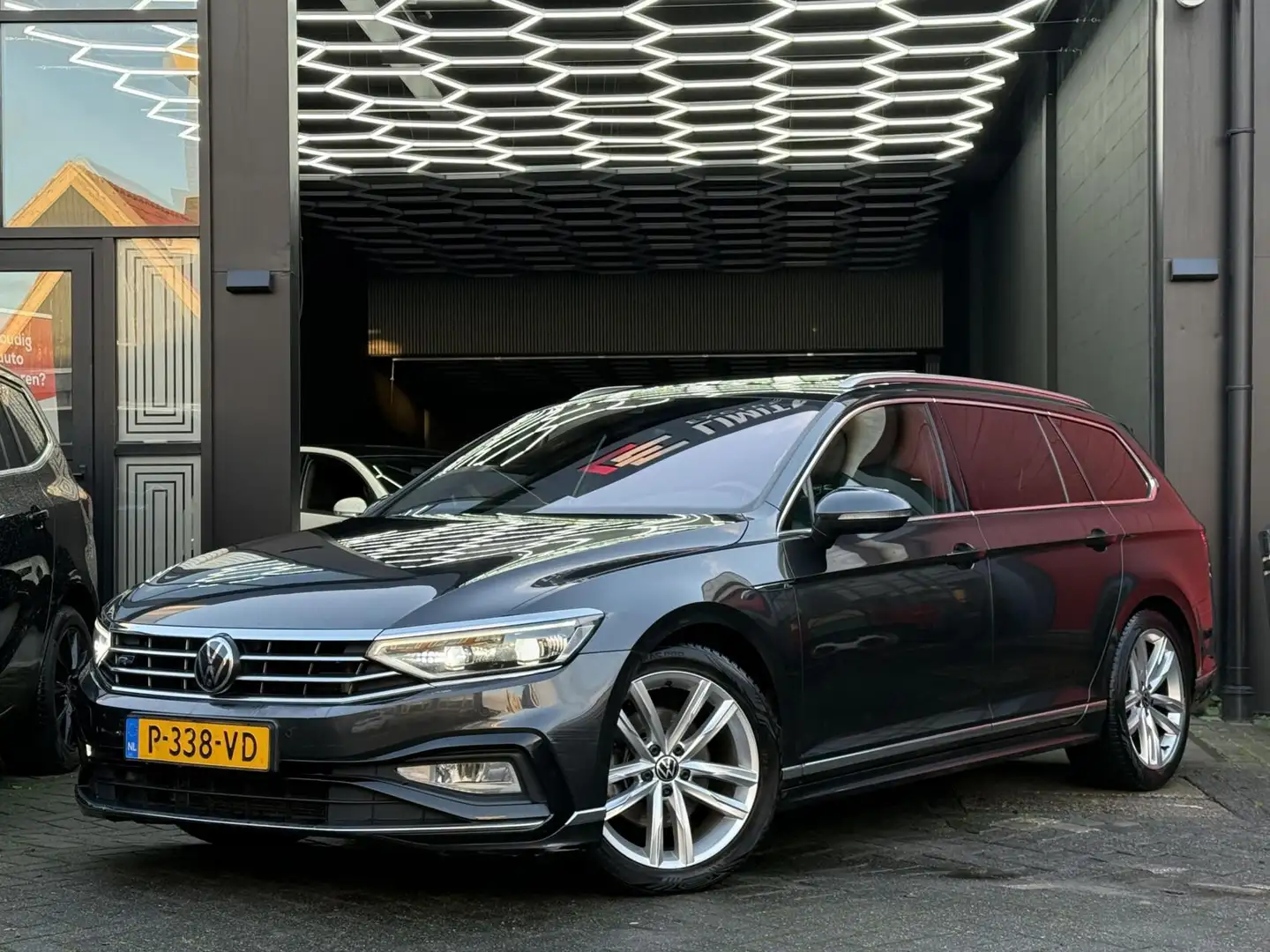 Volkswagen Passat Variant 1.5 TSI R-Line Business + Grigio - 2