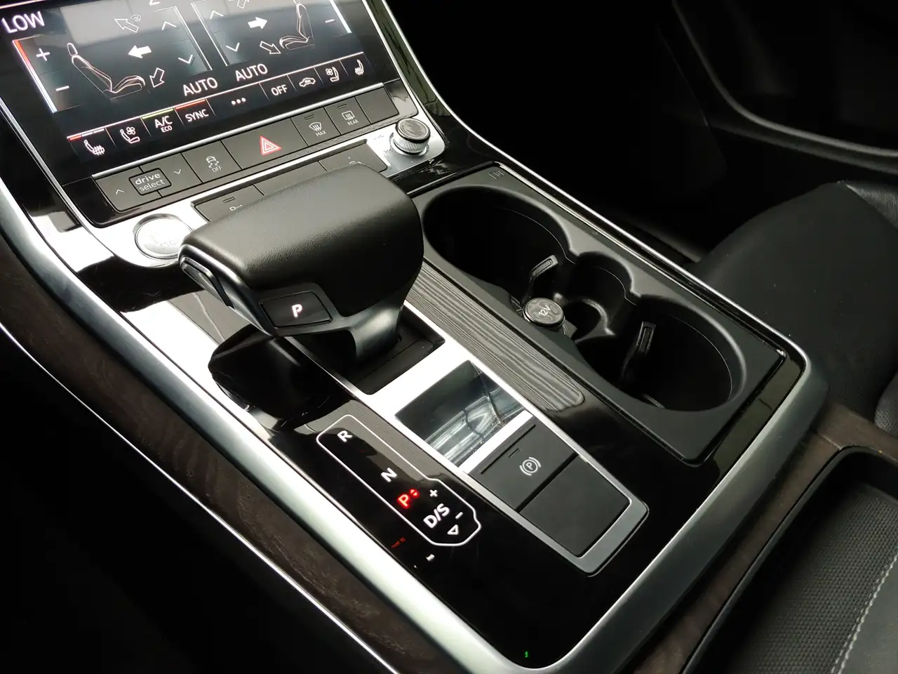 Audi Q8 снимка Audi Q8