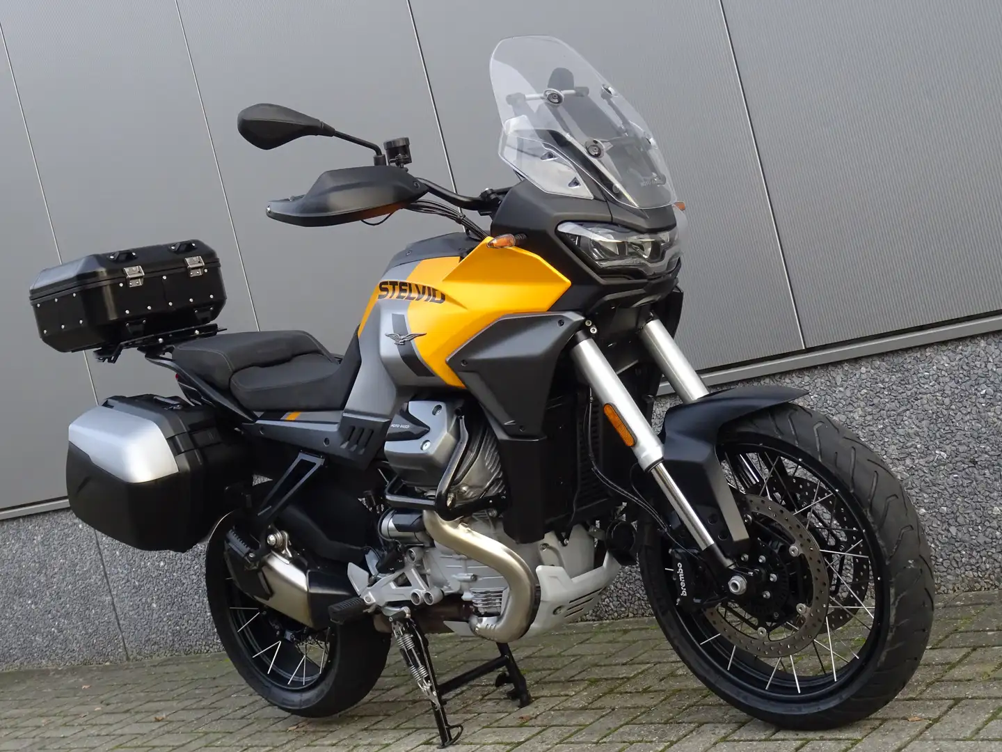 Moto Guzzi Stelvio Geel - 2