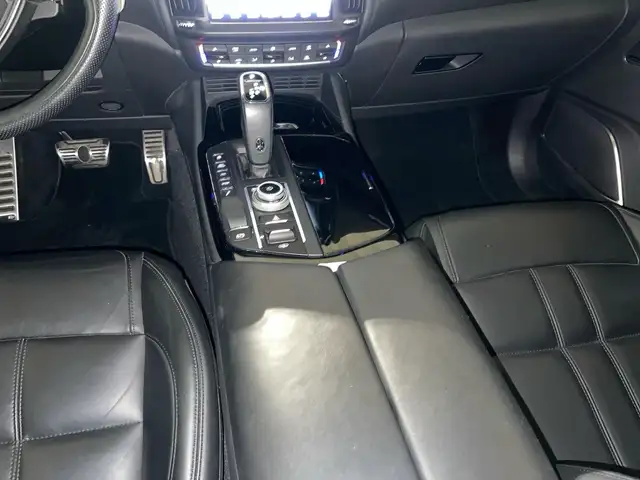 Maserati Levante view 10