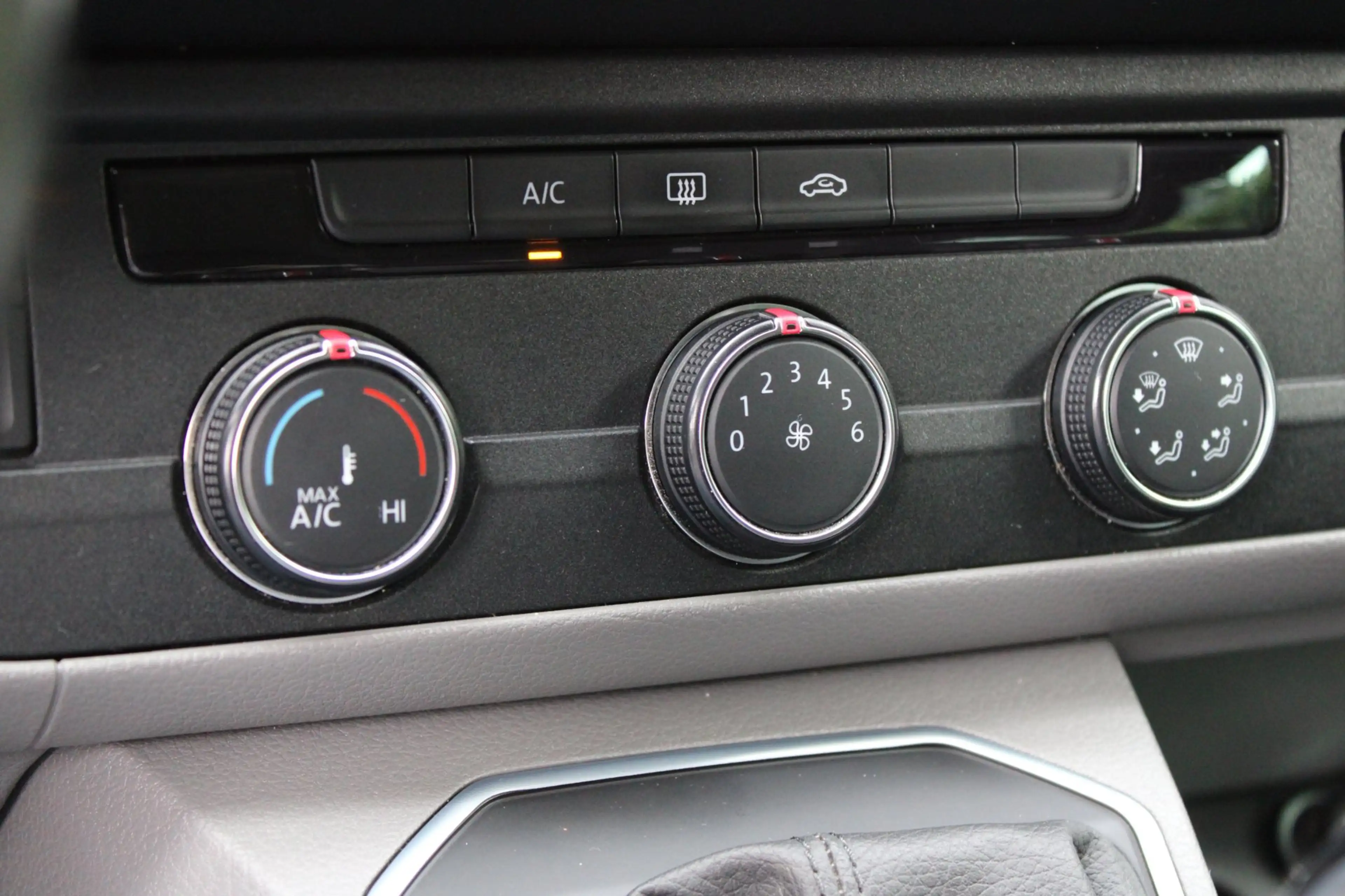 Volkswagen Transporter 2.0 TDI L2H1 32 DC Bulli — photo 8