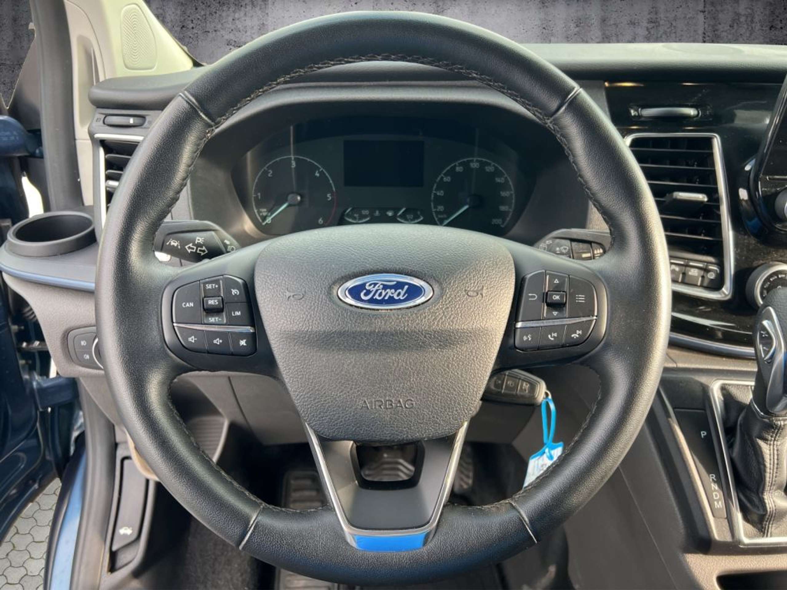 Fahrzeugabbildung Ford Tourneo Custom 320 L2H1 VA Autm. Active - mit KI generiert/bearbeitet