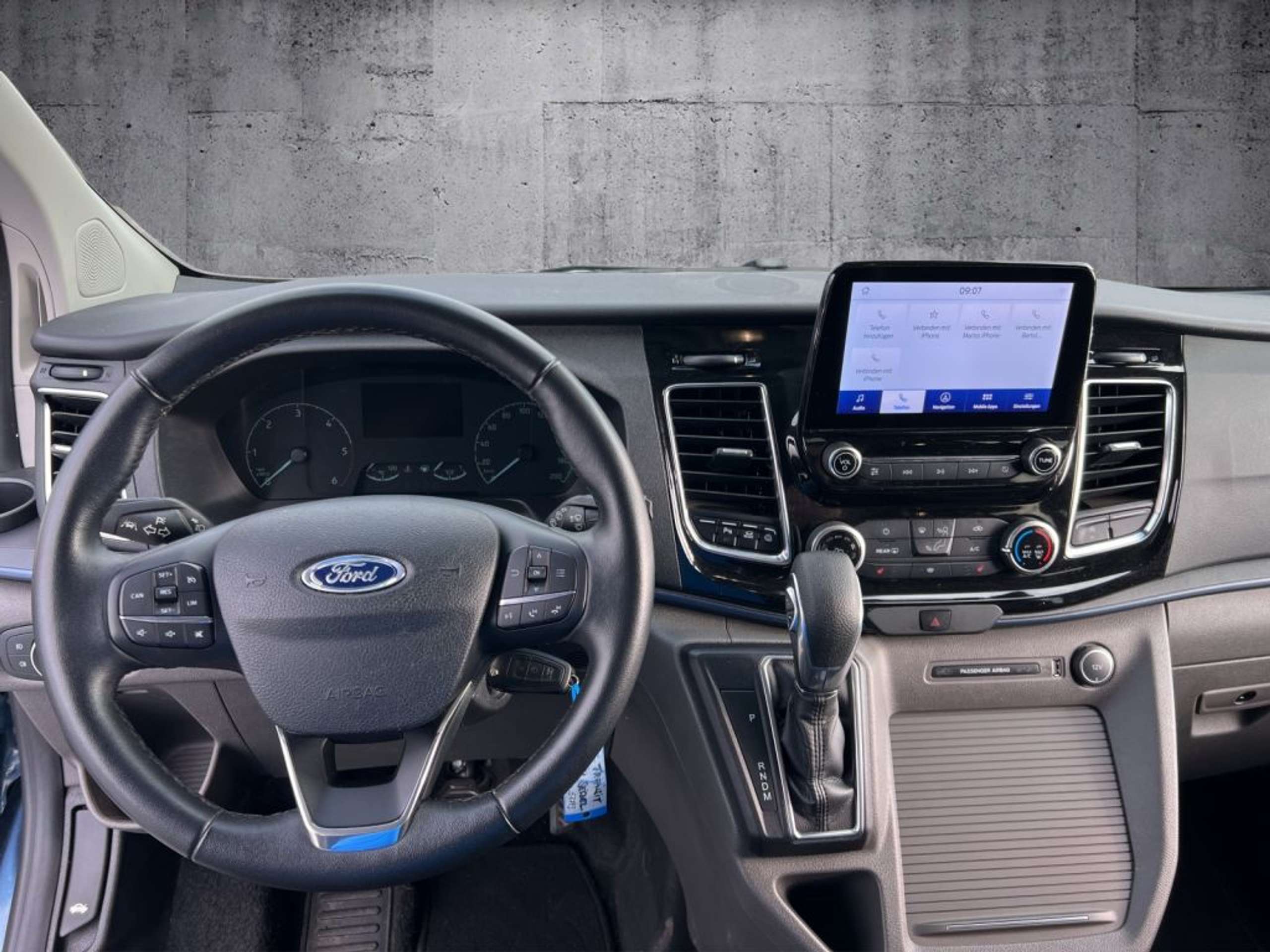 Fahrzeugabbildung Ford Tourneo Custom 320 L2H1 VA Autm. Active - mit KI generiert/bearbeitet