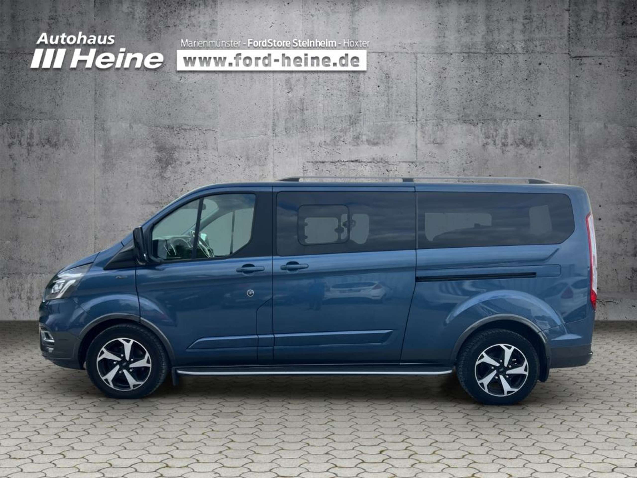 Fahrzeugabbildung Ford Tourneo Custom 320 L2H1 VA Autm. Active - mit KI generiert/bearbeitet
