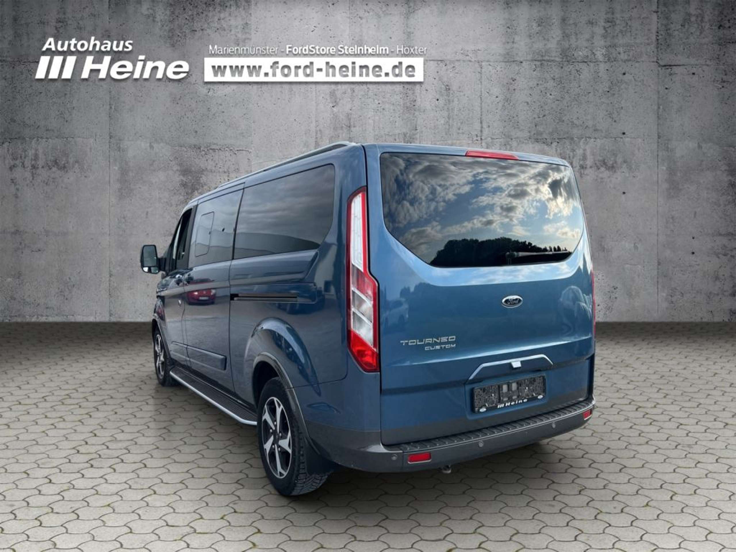 Fahrzeugabbildung Ford Tourneo Custom 320 L2H1 VA Autm. Active - mit KI generiert/bearbeitet