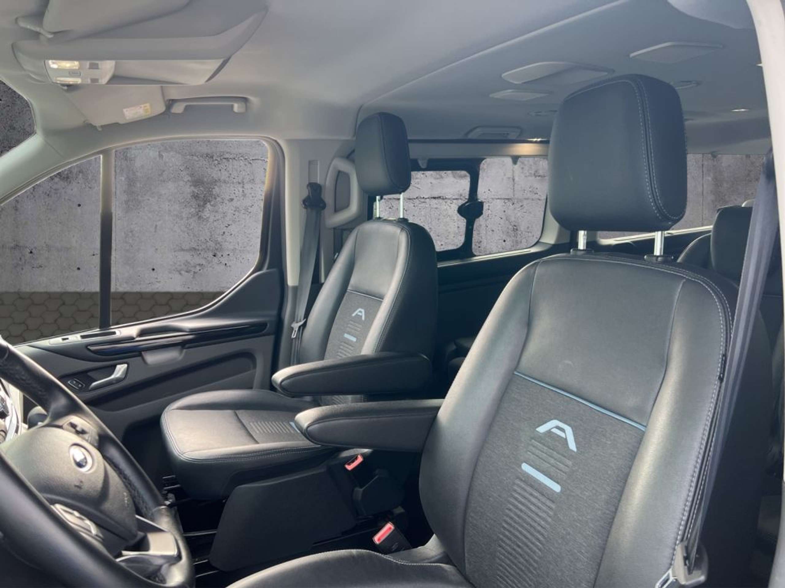 Fahrzeugabbildung Ford Tourneo Custom 320 L2H1 VA Autm. Active - mit KI generiert/bearbeitet