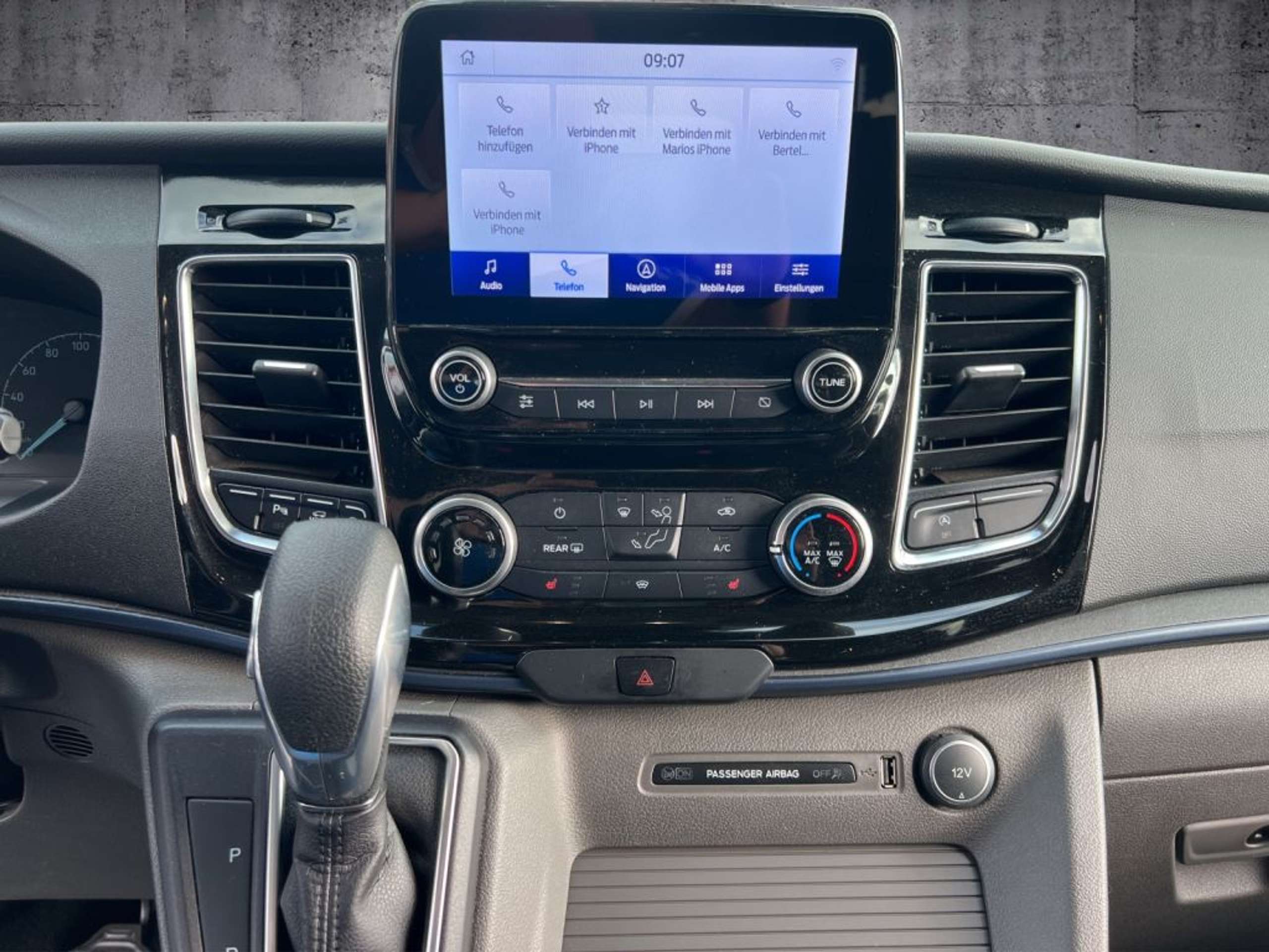 Fahrzeugabbildung Ford Tourneo Custom 320 L2H1 VA Autm. Active - mit KI generiert/bearbeitet