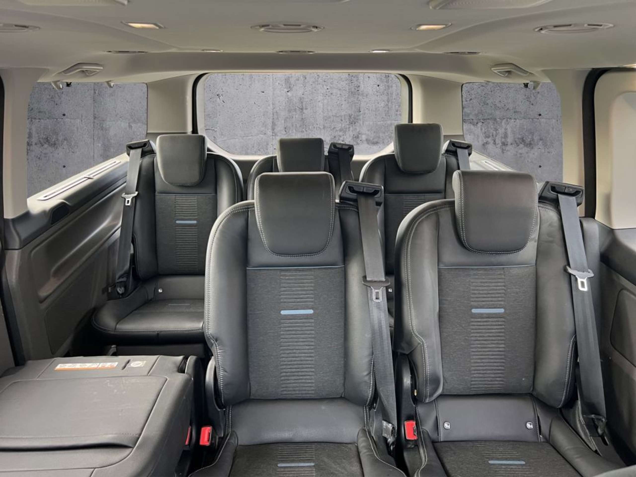 Fahrzeugabbildung Ford Tourneo Custom 320 L2H1 VA Autm. Active - mit KI generiert/bearbeitet