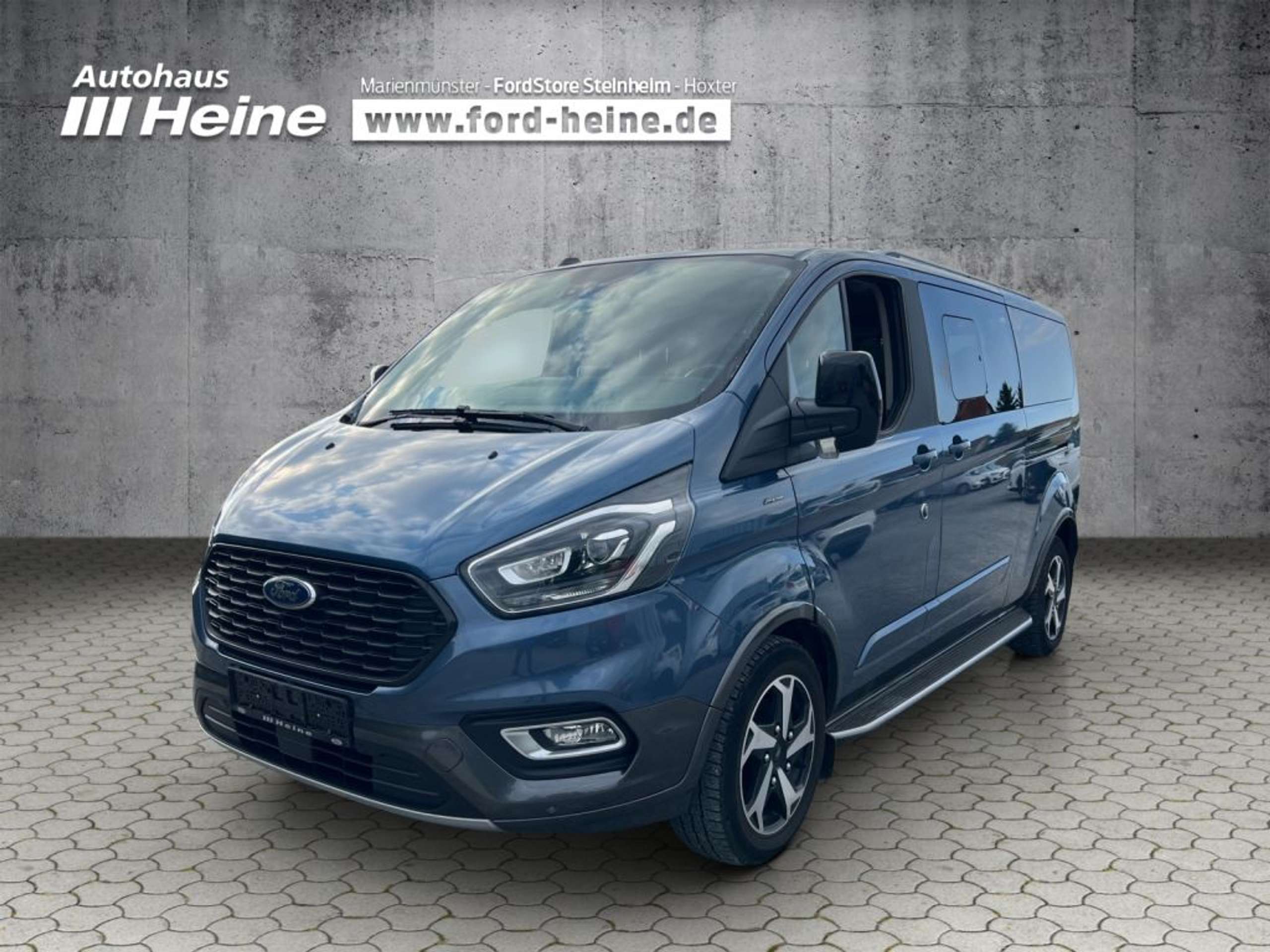 Fahrzeugabbildung Ford Tourneo Custom 320 L2H1 VA Autm. Active - mit KI generiert/bearbeitet