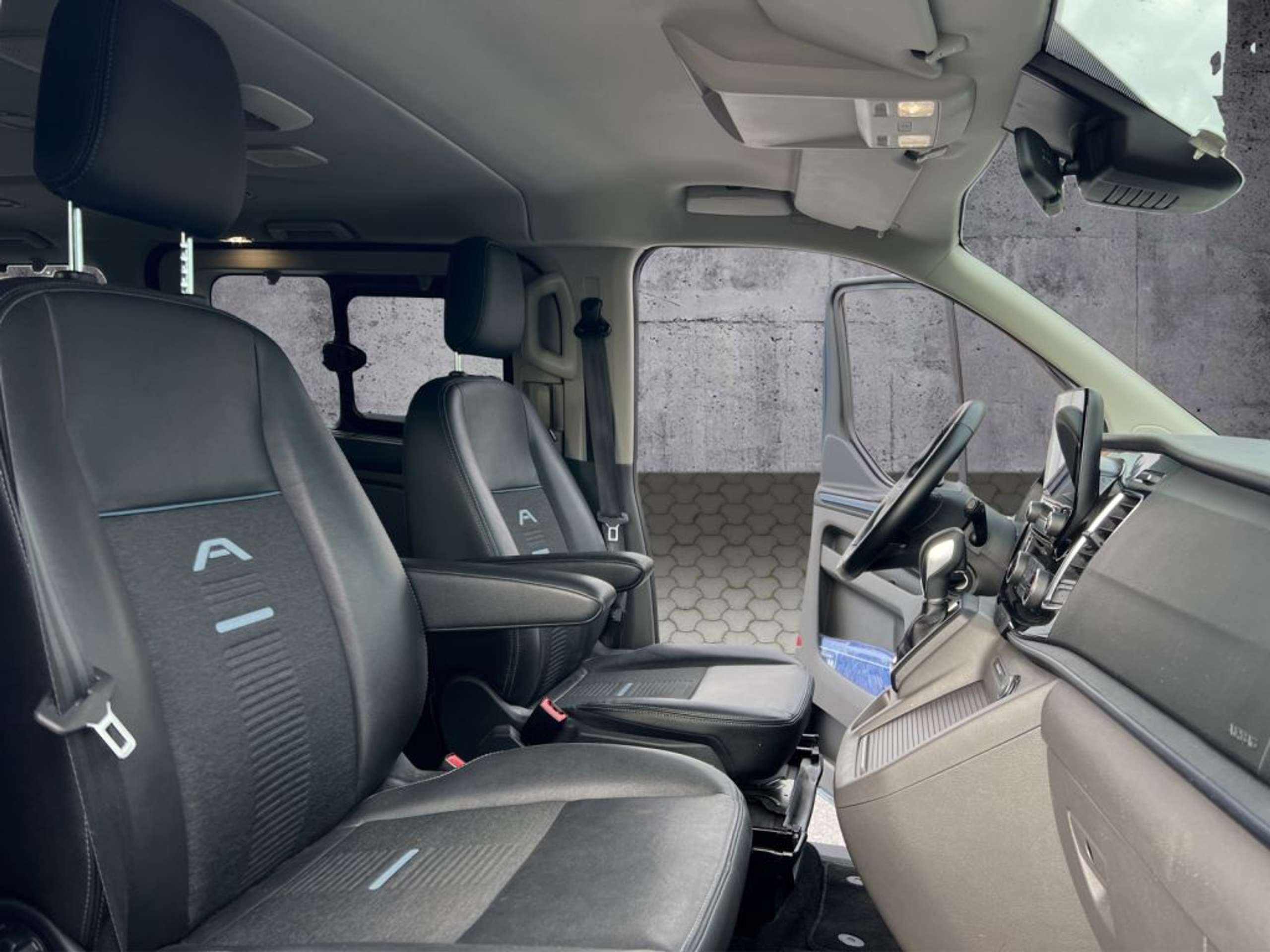 Fahrzeugabbildung Ford Tourneo Custom 320 L2H1 VA Autm. Active - mit KI generiert/bearbeitet