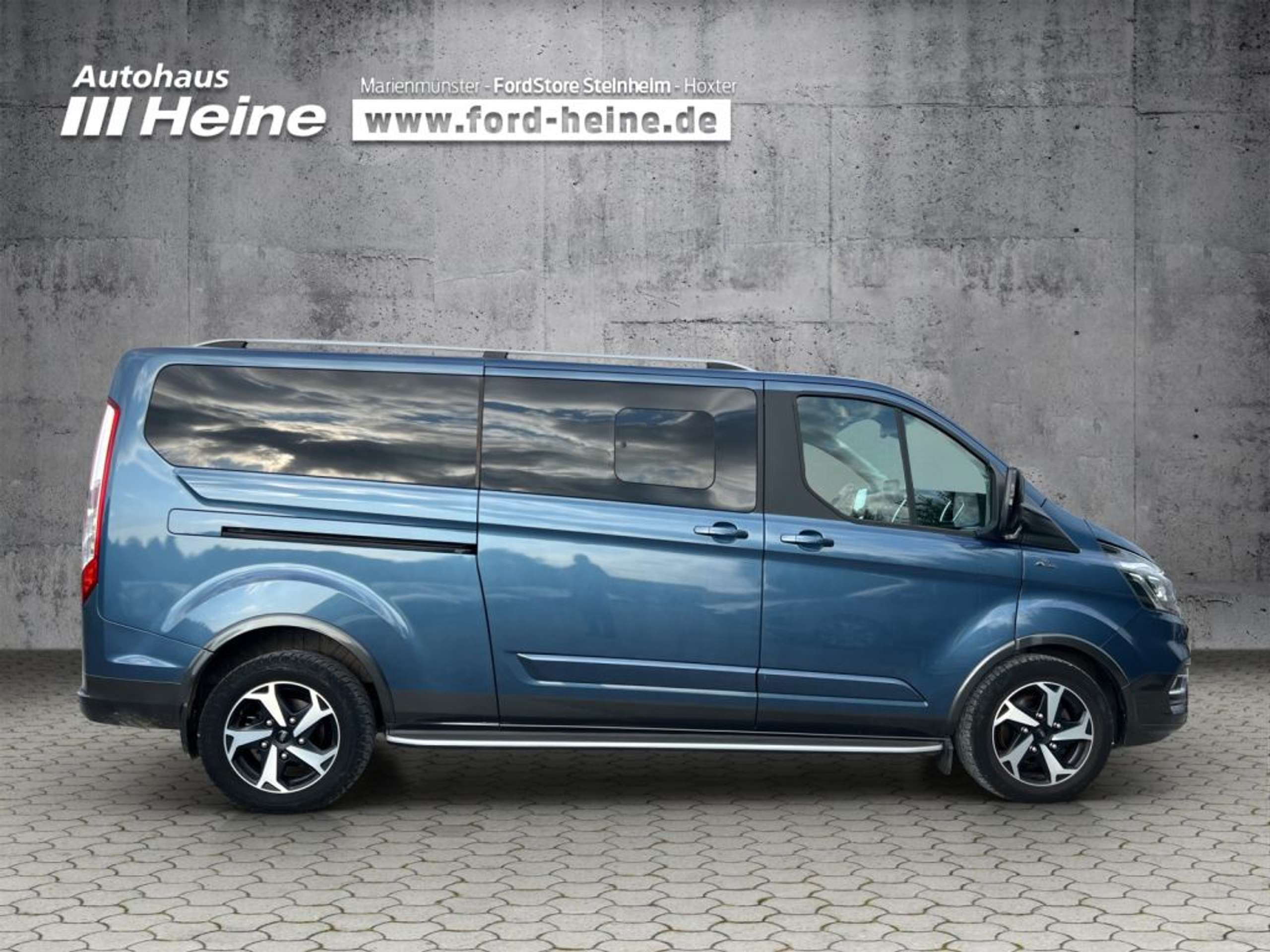 Fahrzeugabbildung Ford Tourneo Custom 320 L2H1 VA Autm. Active - mit KI generiert/bearbeitet
