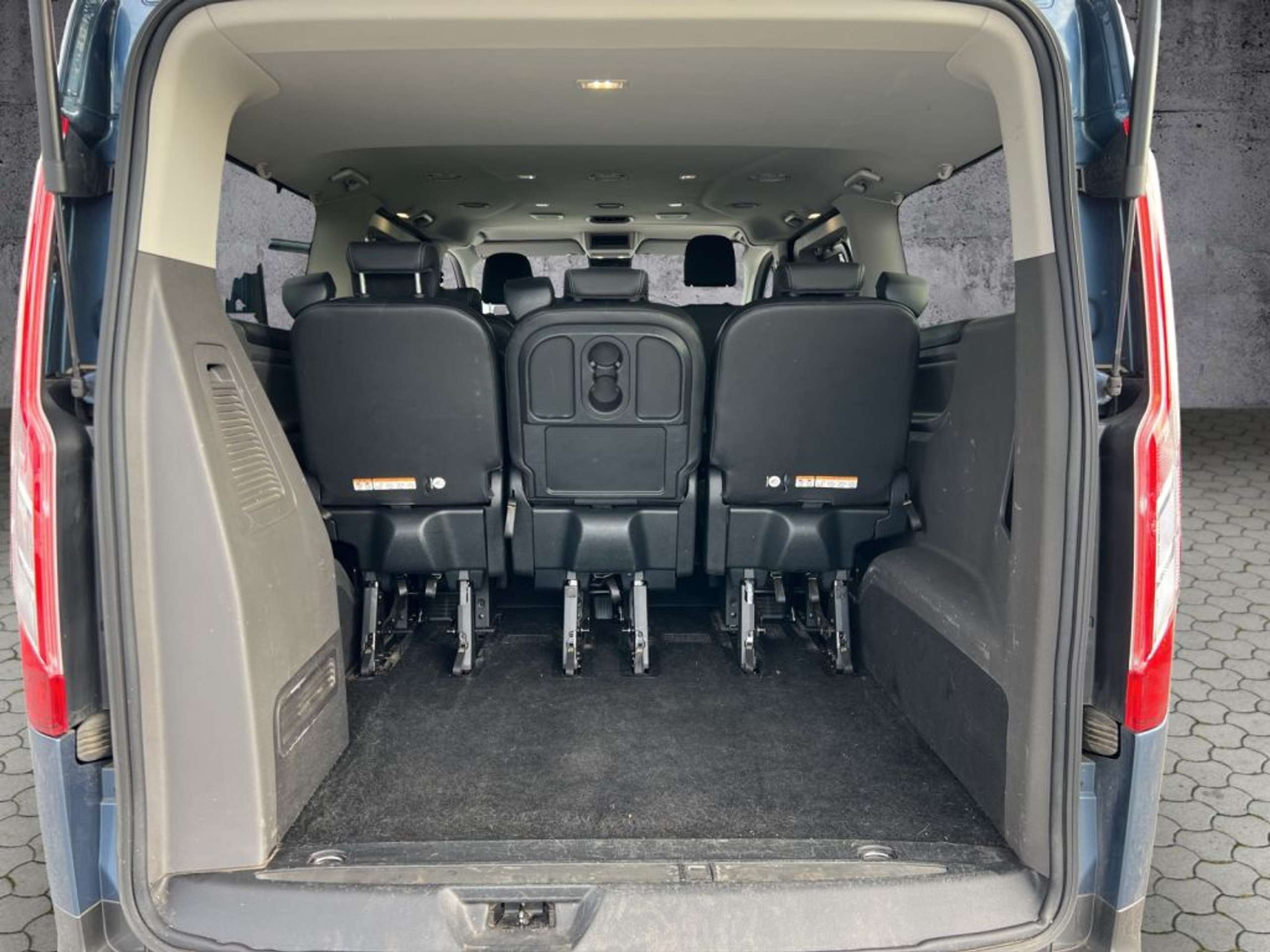 Fahrzeugabbildung Ford Tourneo Custom 320 L2H1 VA Autm. Active - mit KI generiert/bearbeitet