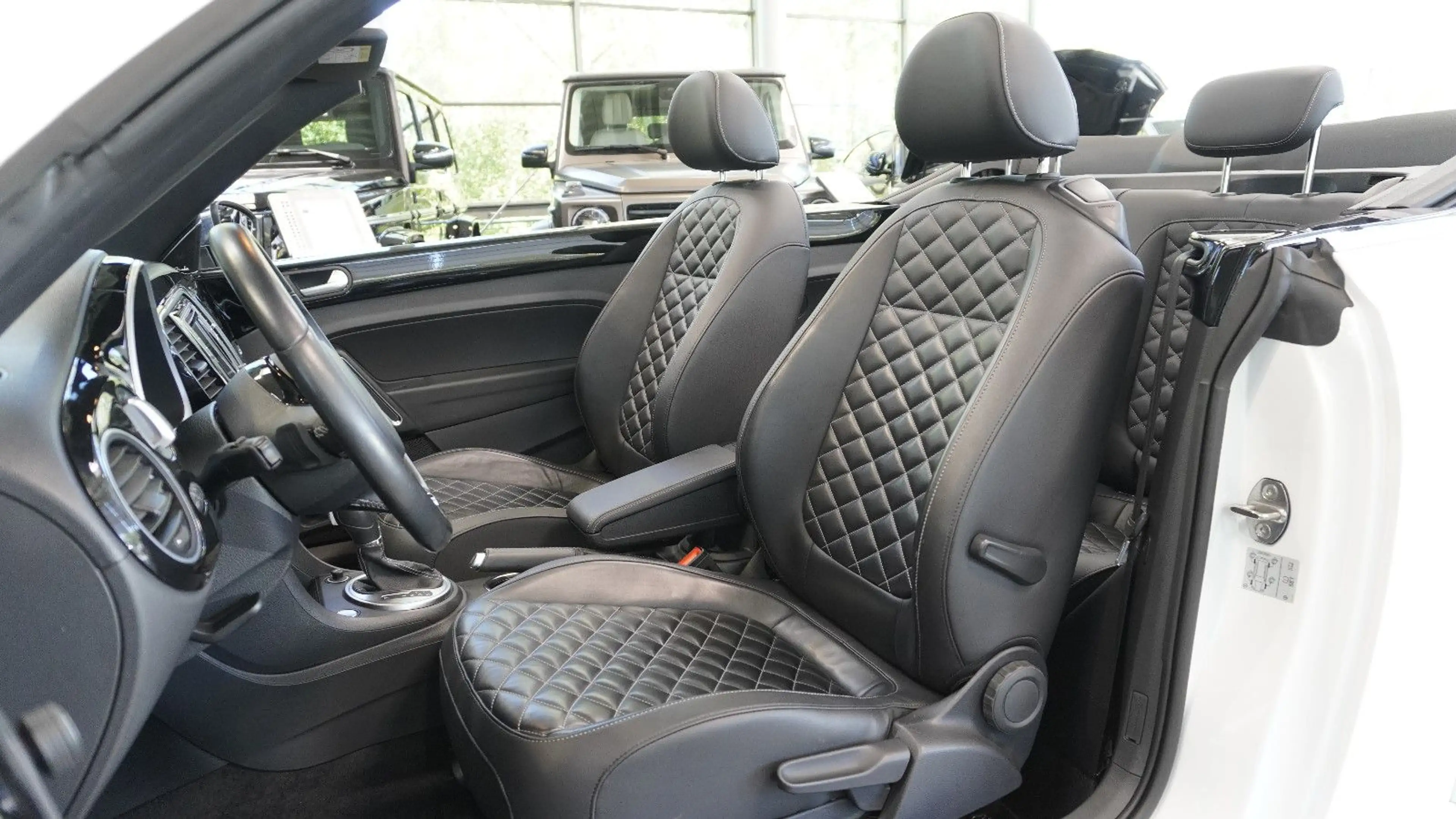 Volkswagen Beetle Cabriolet Exclusive Design*LEDER*CAM* — photo 13