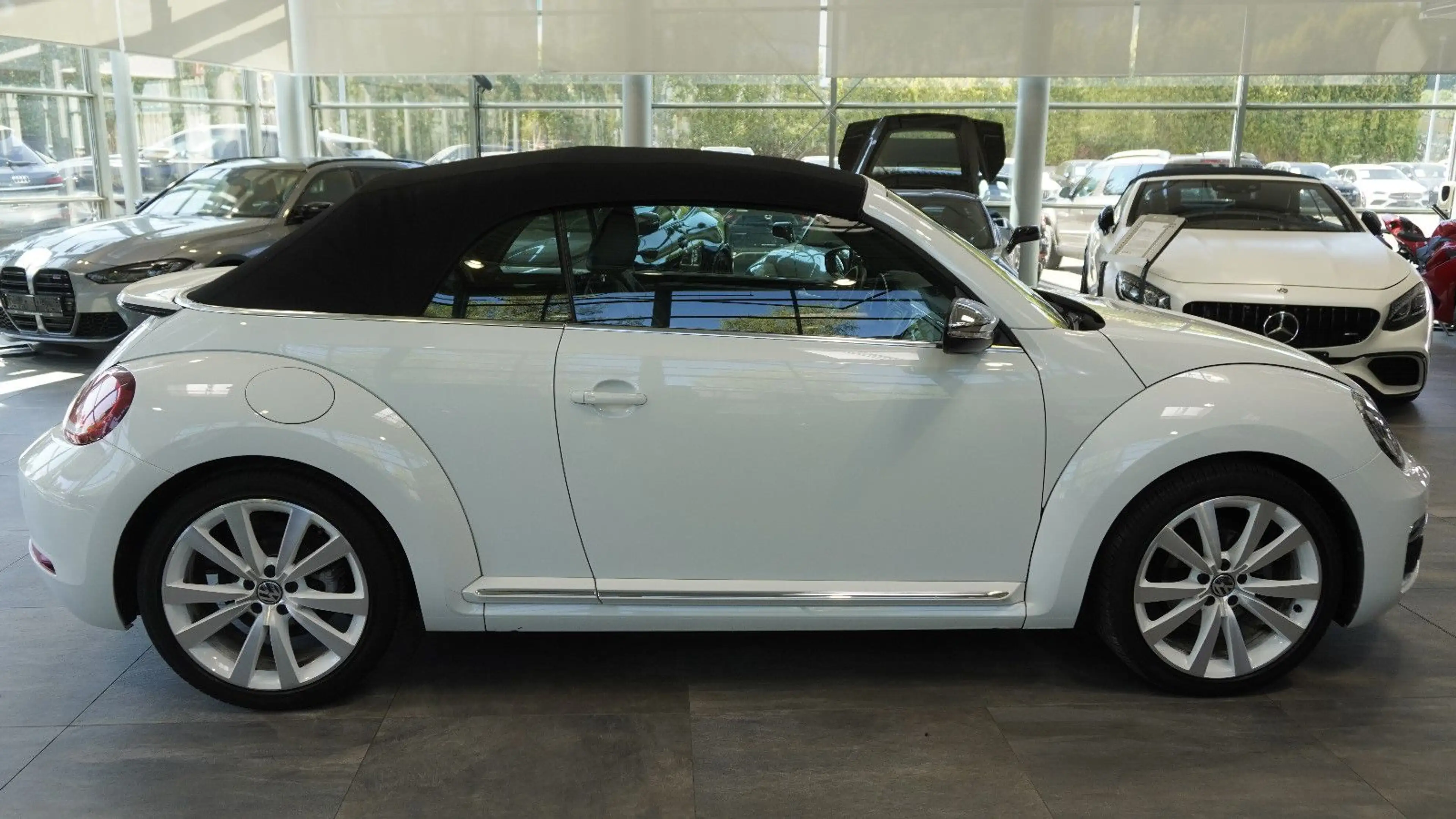 Volkswagen Beetle Cabriolet Exclusive Design*LEDER*CAM* — photo 5