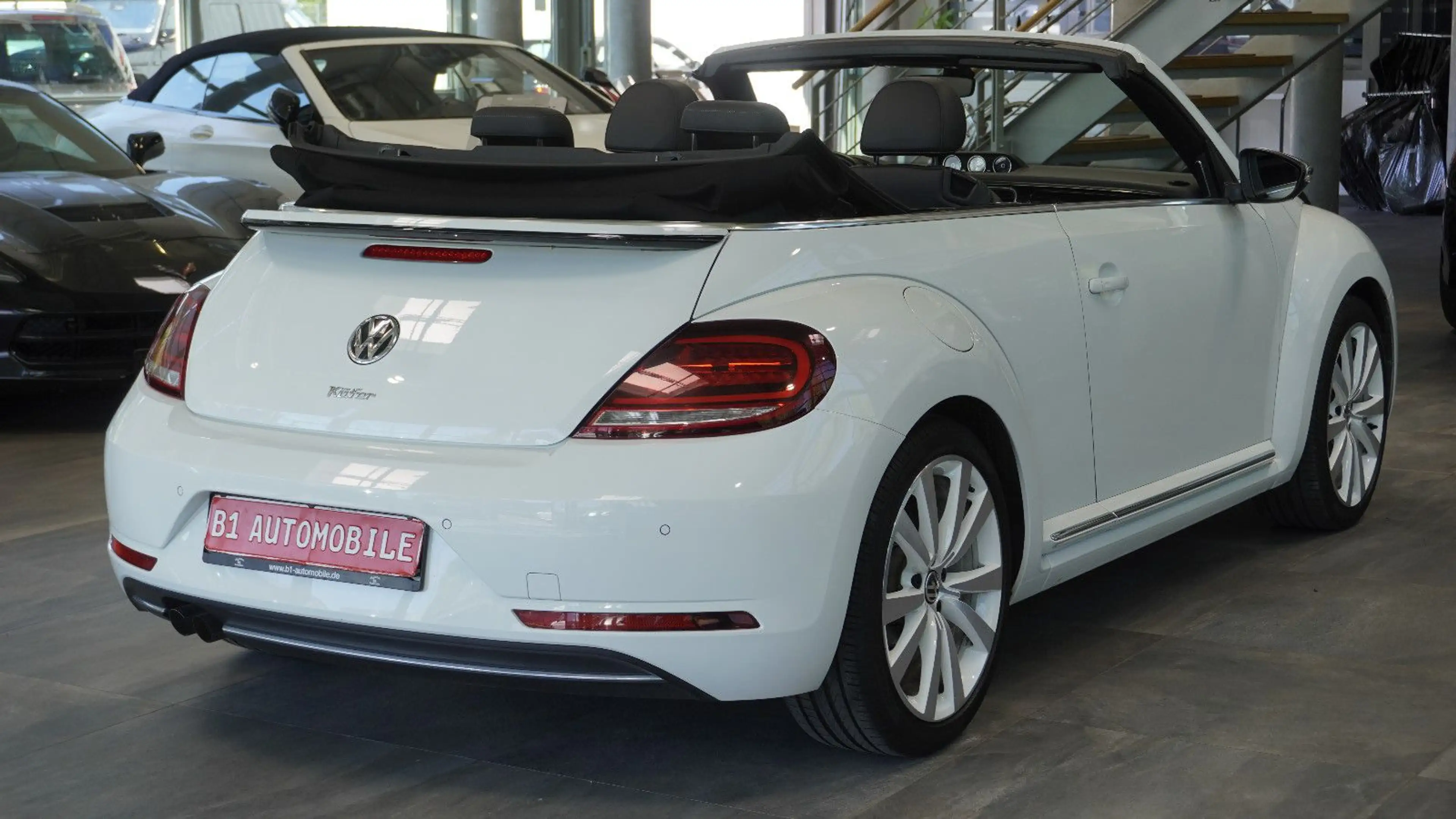 Volkswagen Beetle Cabriolet Exclusive Design*LEDER*CAM* — photo 11