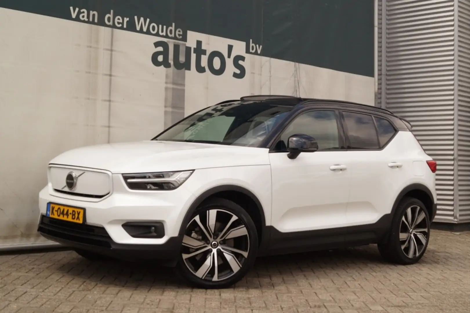Volvo XC40 Recharge P8 AWD R-Design -PANO-NAVI-ECC- Weiß - 2