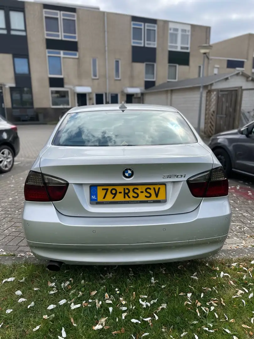 BMW 320 320i Dynamic Exc. Grijs - 2