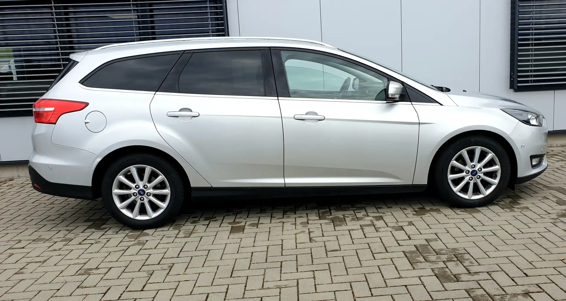 Ford Focus Turnier 1.0 EcoBoost  SYNC Edition, 162 Tkm Zilver - 1