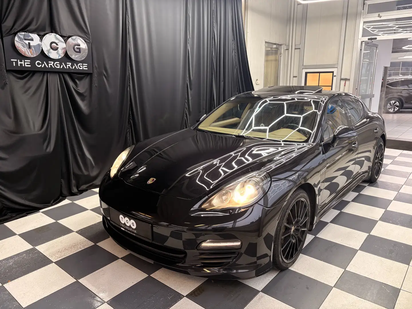 Porsche Panamera Basis Schwarz - 1