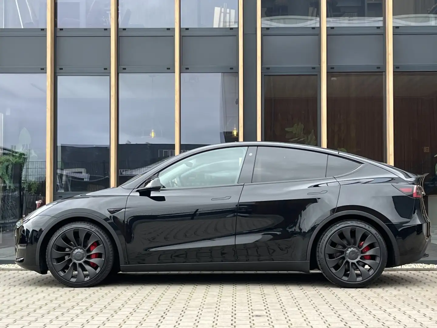 Tesla Model Y PerformanceAWD 75kWh Zwart - 2