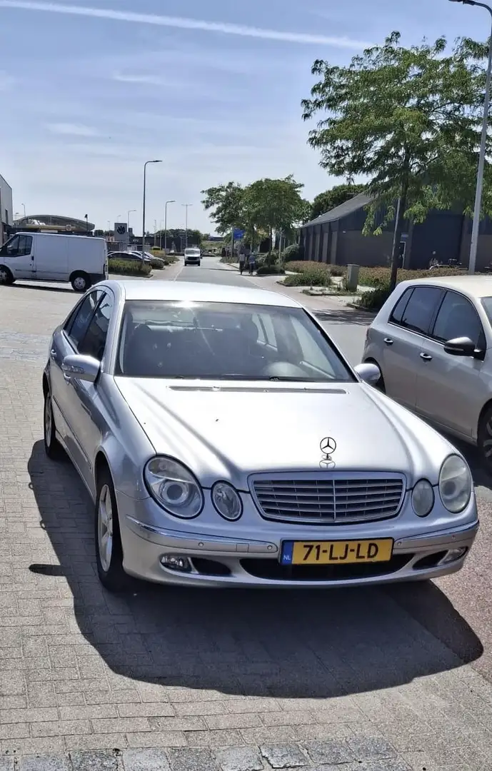 Mercedes-Benz E 240 Avantgarde Grau - 1