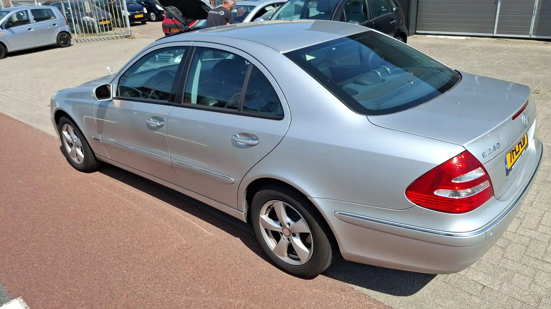 Mercedes-Benz E 240 Avantgarde Grau - 2
