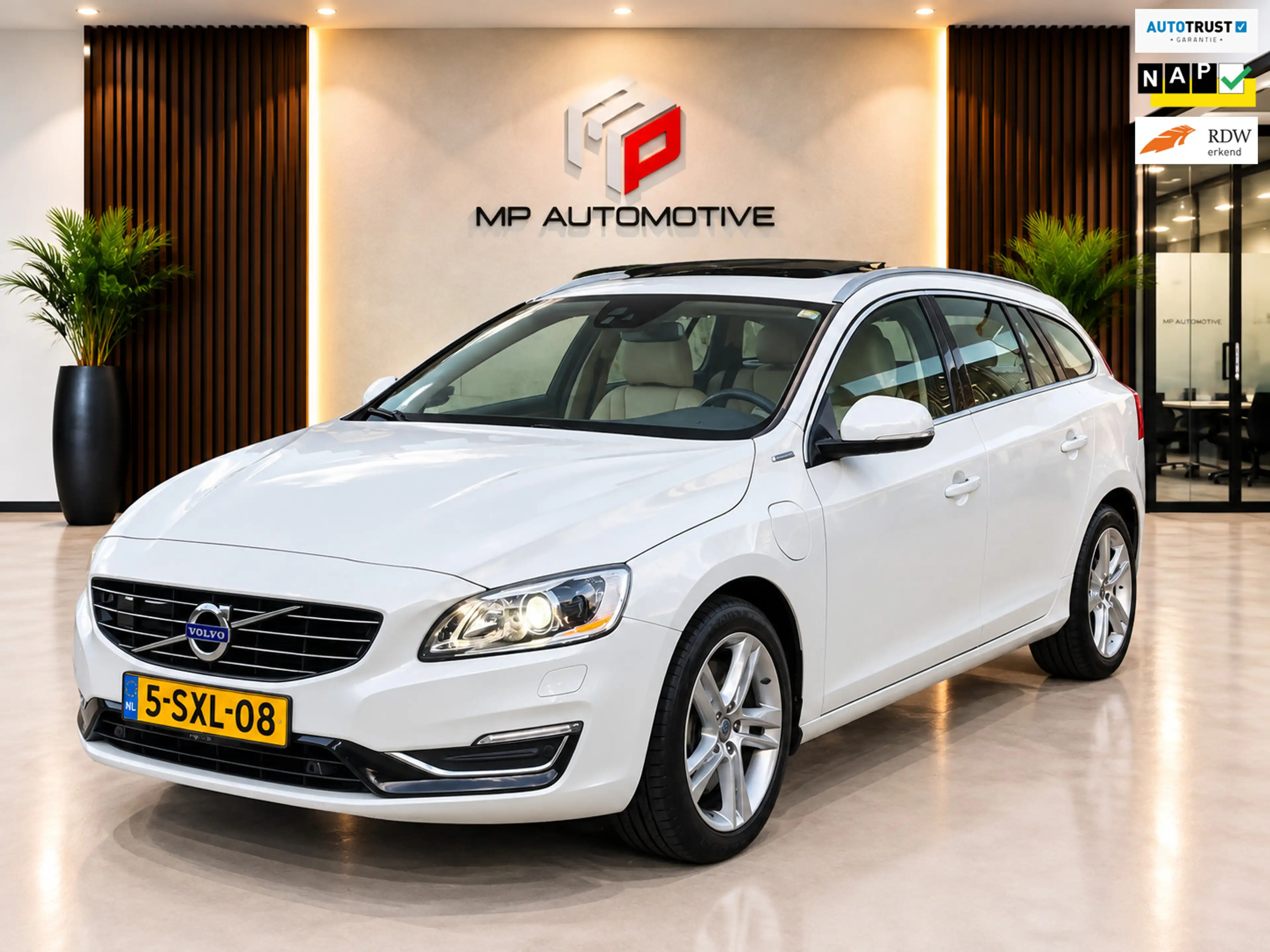 Volvo V60 2.4 D6 AWD Plug-In Hybrid Summum|BLIS|PANO|Trekhaa