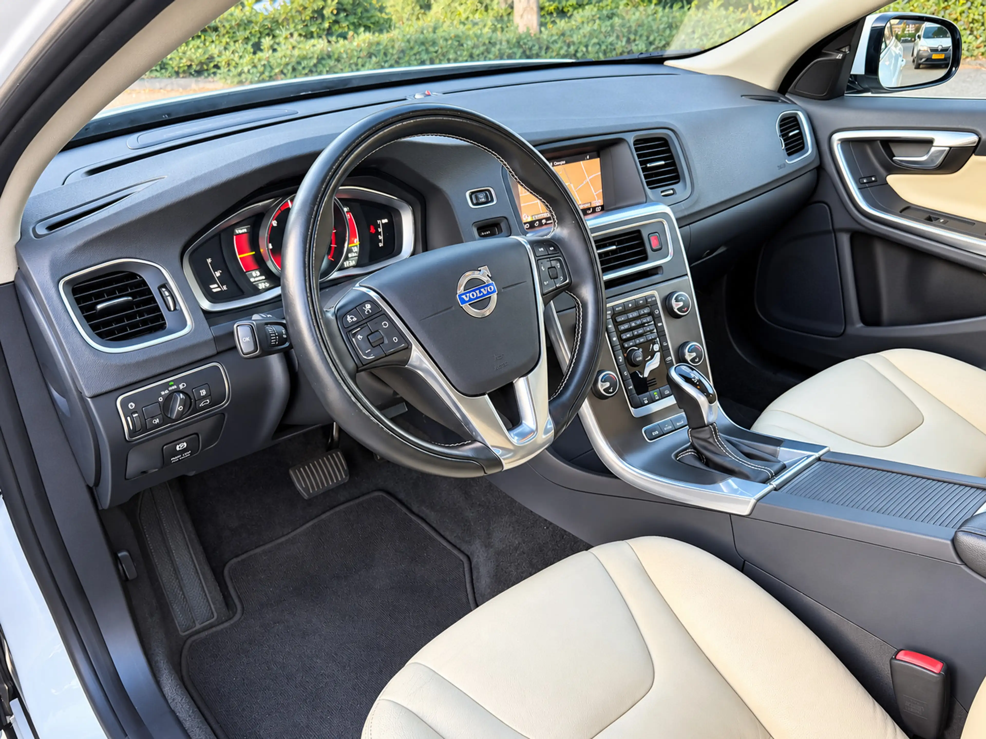 Volvo V60 2.4 D6 AWD Plug-In Hybrid Summum|BLIS|PANO|Trekhaa — photo 13