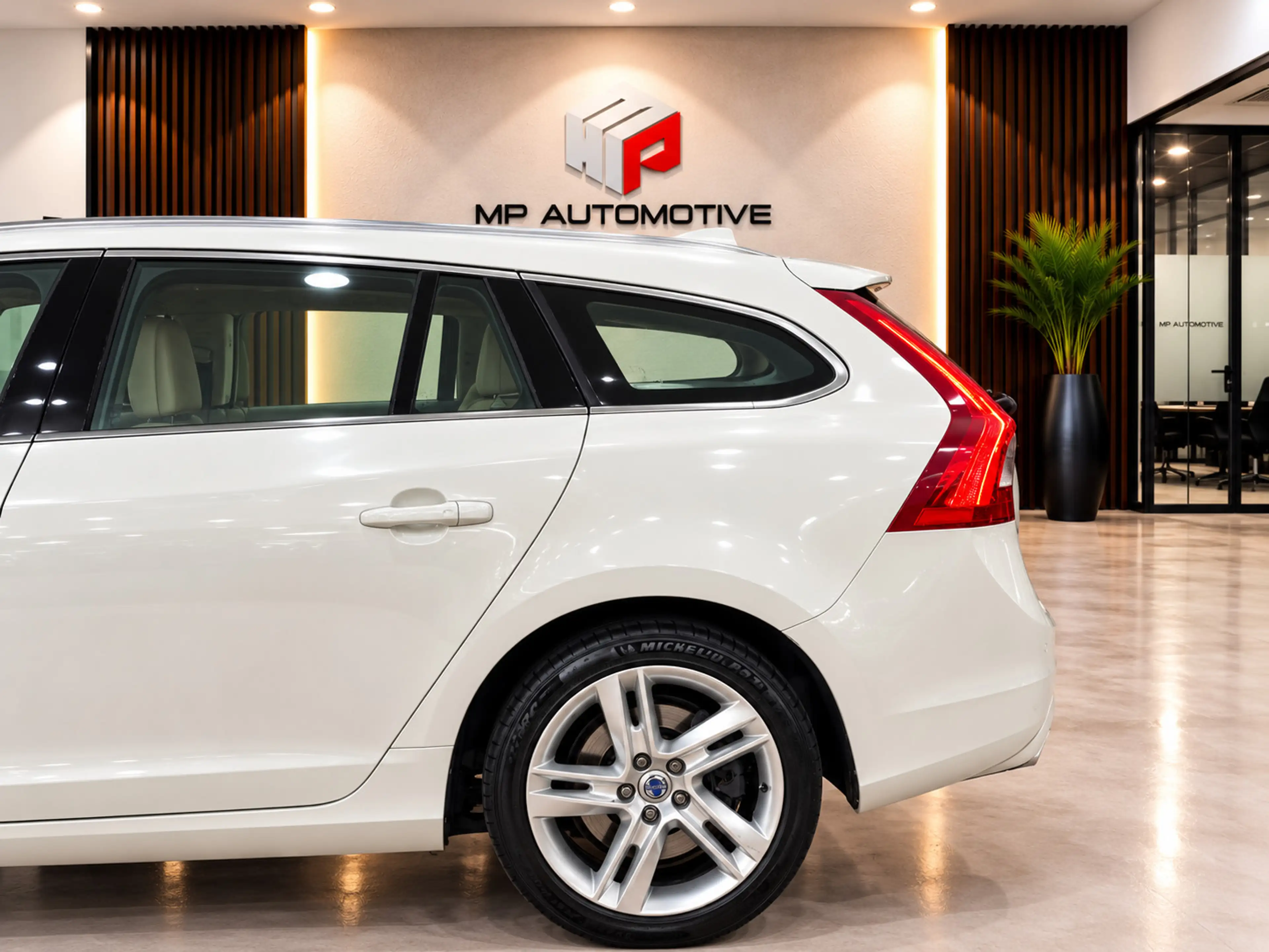 Volvo V60 2.4 D6 AWD Plug-In Hybrid Summum|BLIS|PANO|Trekhaa — photo 10