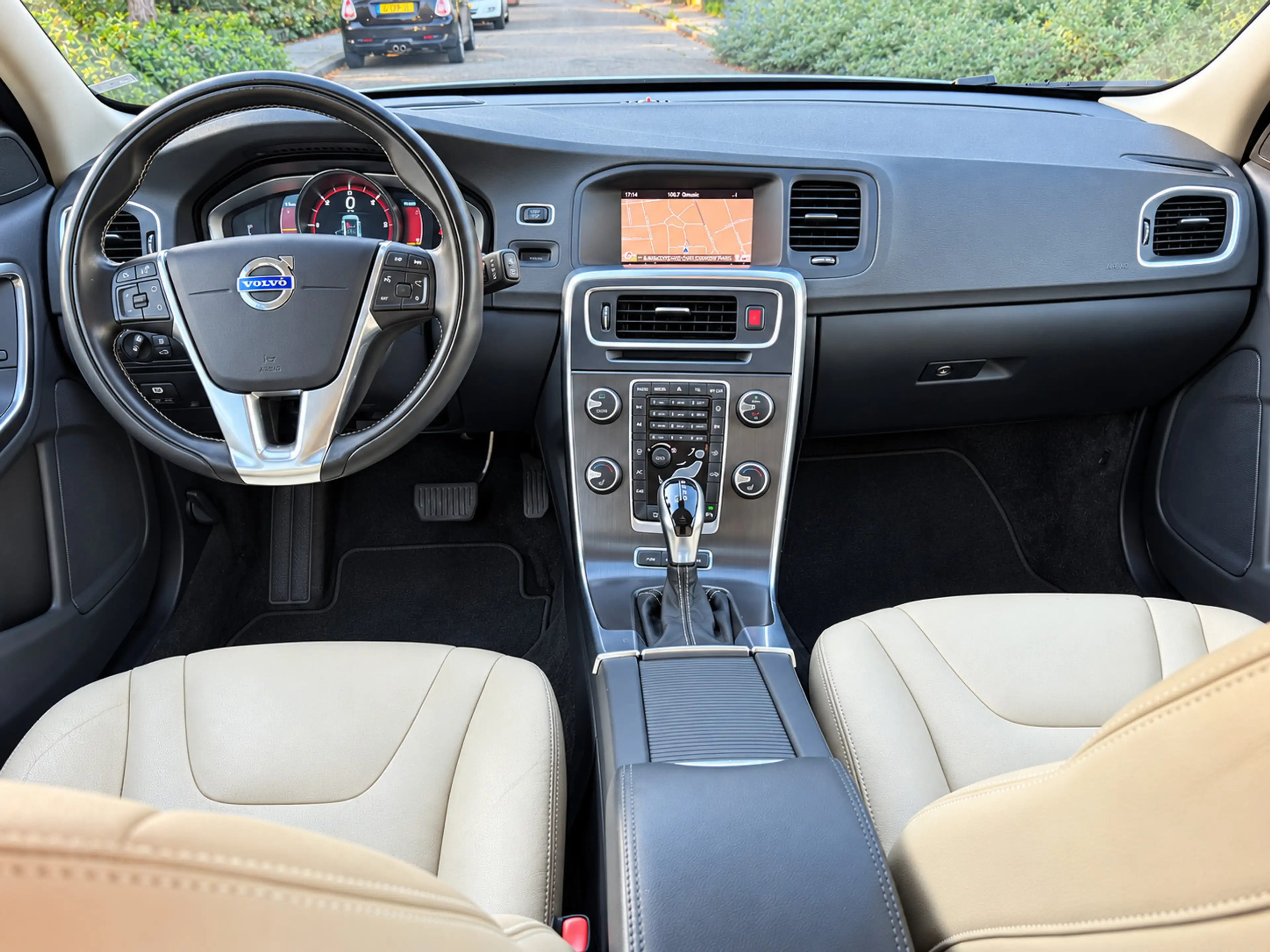 Volvo V60 2.4 D6 AWD Plug-In Hybrid Summum|BLIS|PANO|Trekhaa — photo 14