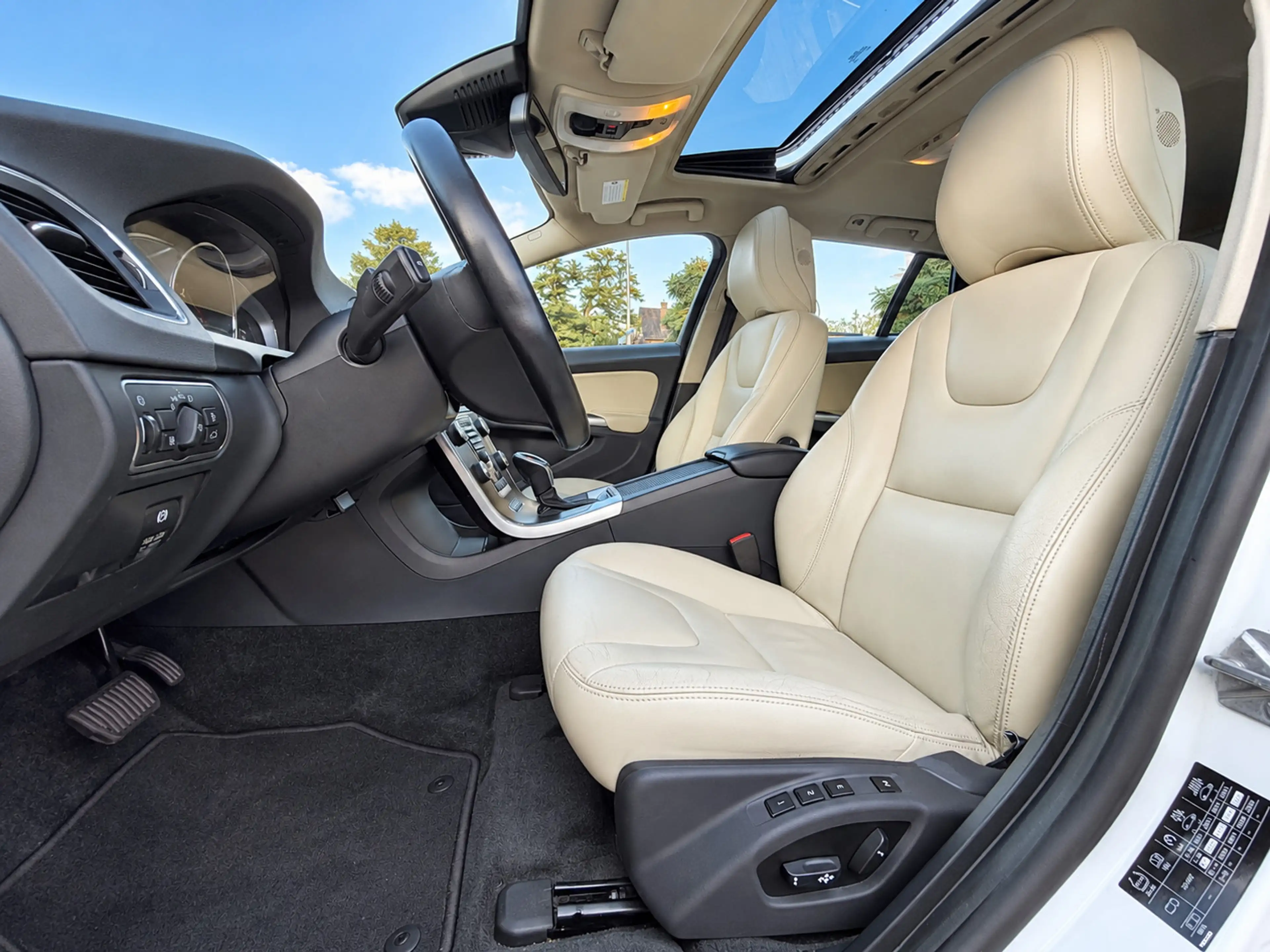 Volvo V60 2.4 D6 AWD Plug-In Hybrid Summum|BLIS|PANO|Trekhaa — photo 11