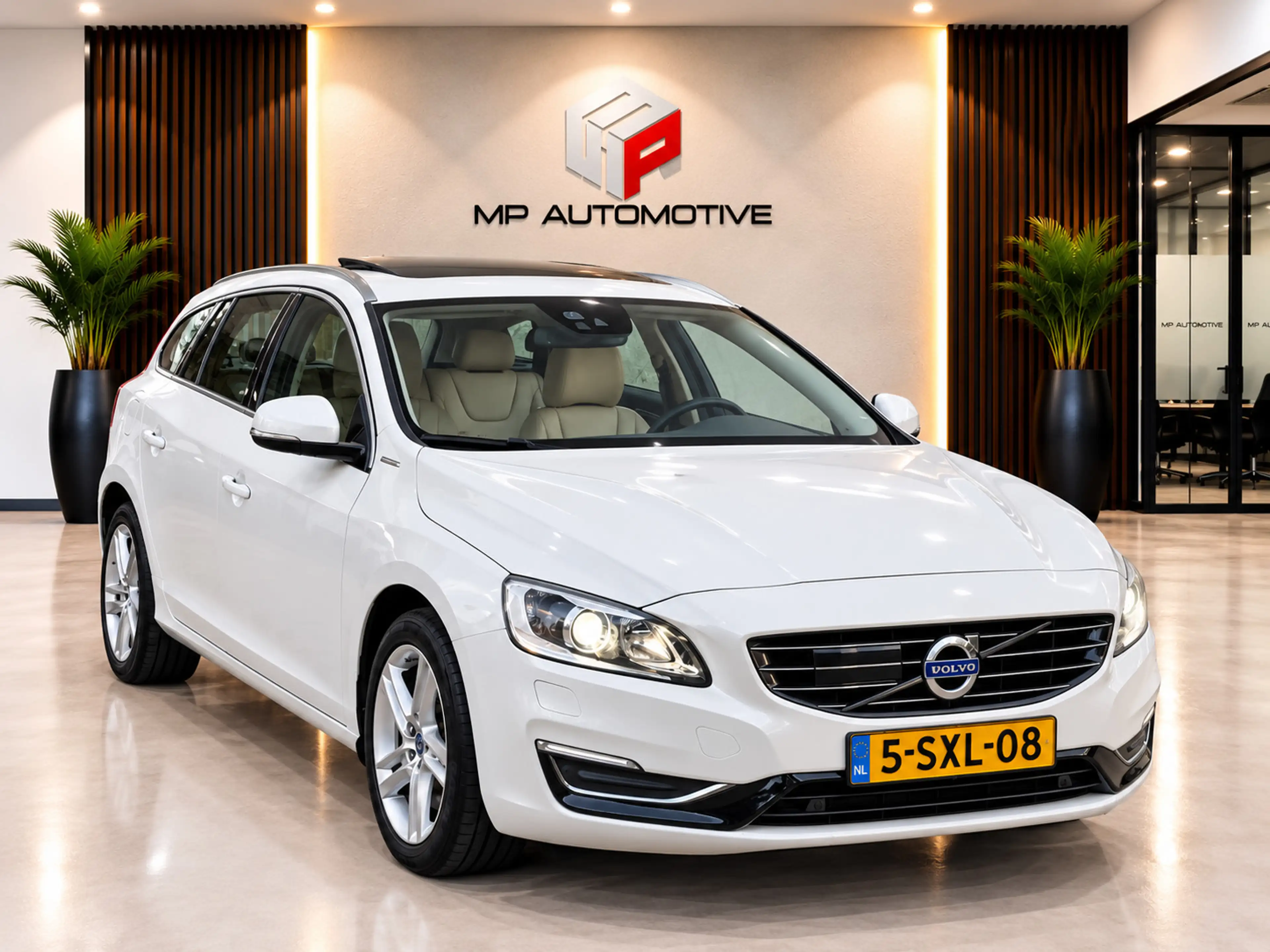 Volvo V60 2.4 D6 AWD Plug-In Hybrid Summum|BLIS|PANO|Trekhaa — photo 4