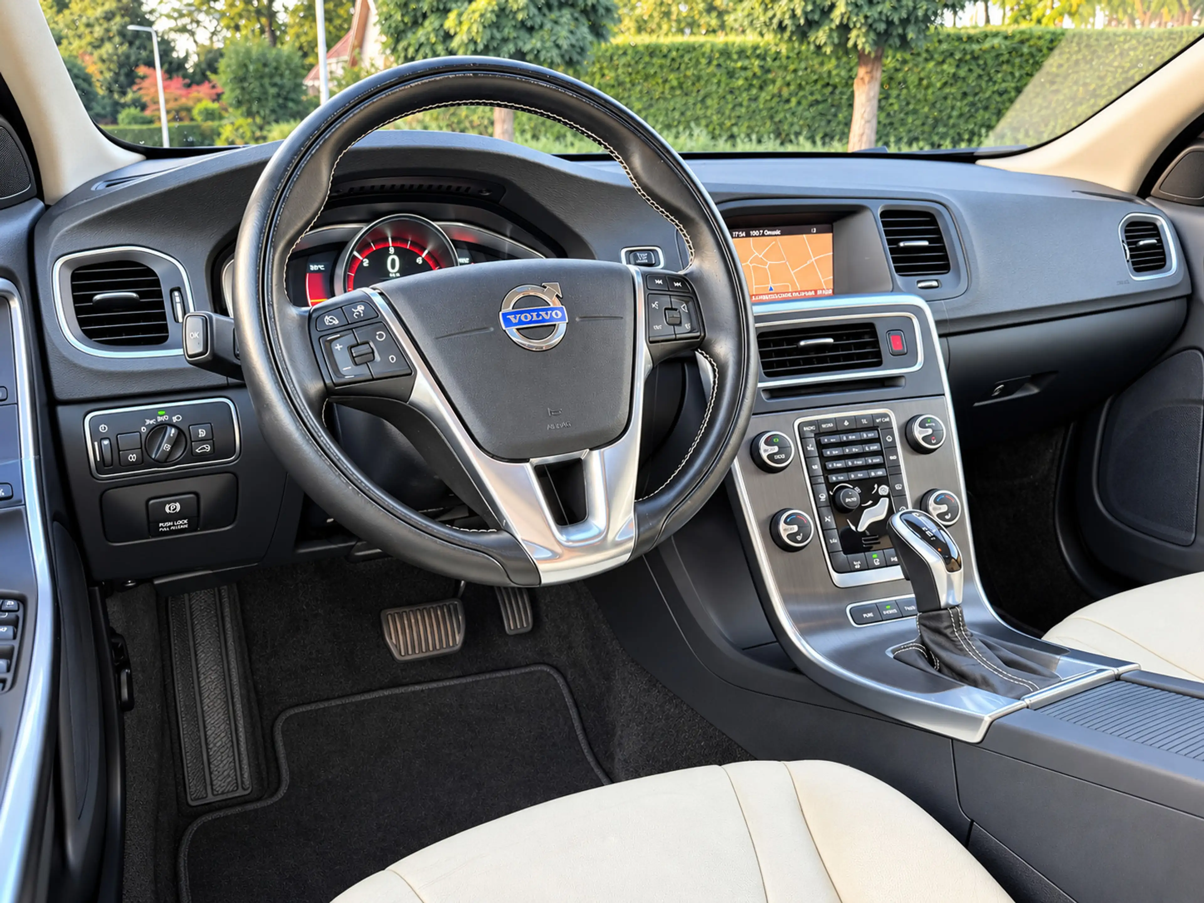 Volvo V60 2.4 D6 AWD Plug-In Hybrid Summum|BLIS|PANO|Trekhaa — photo 2