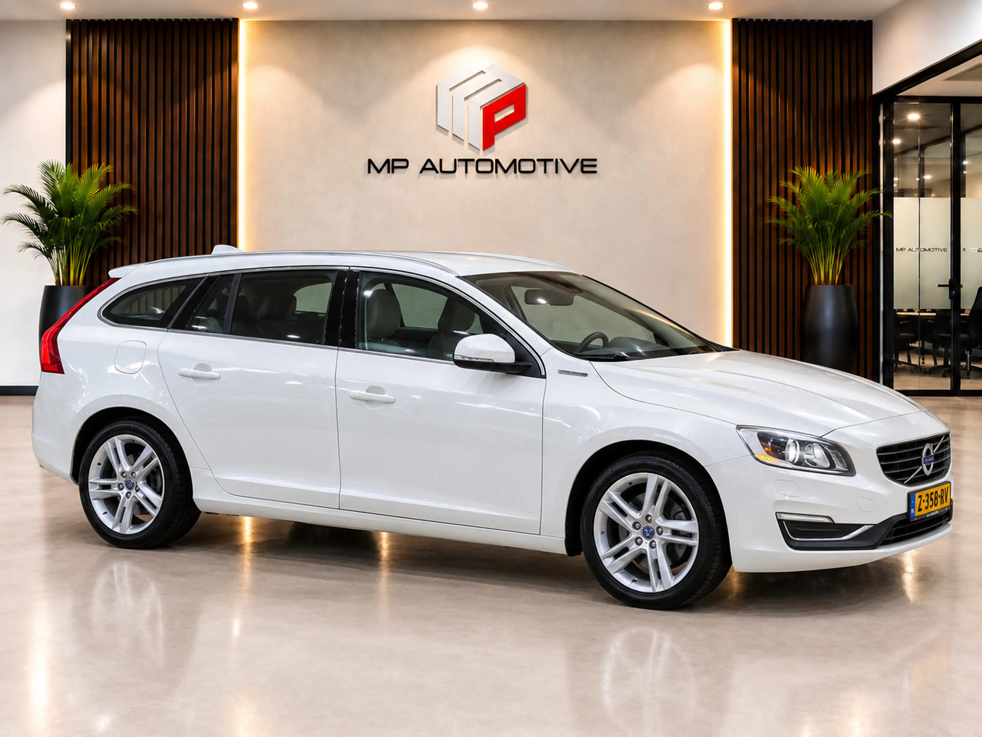 Volvo V60 2.4 D6 AWD Plug-In Hybrid Summum|BLIS|PANO|Trekhaa — photo 5