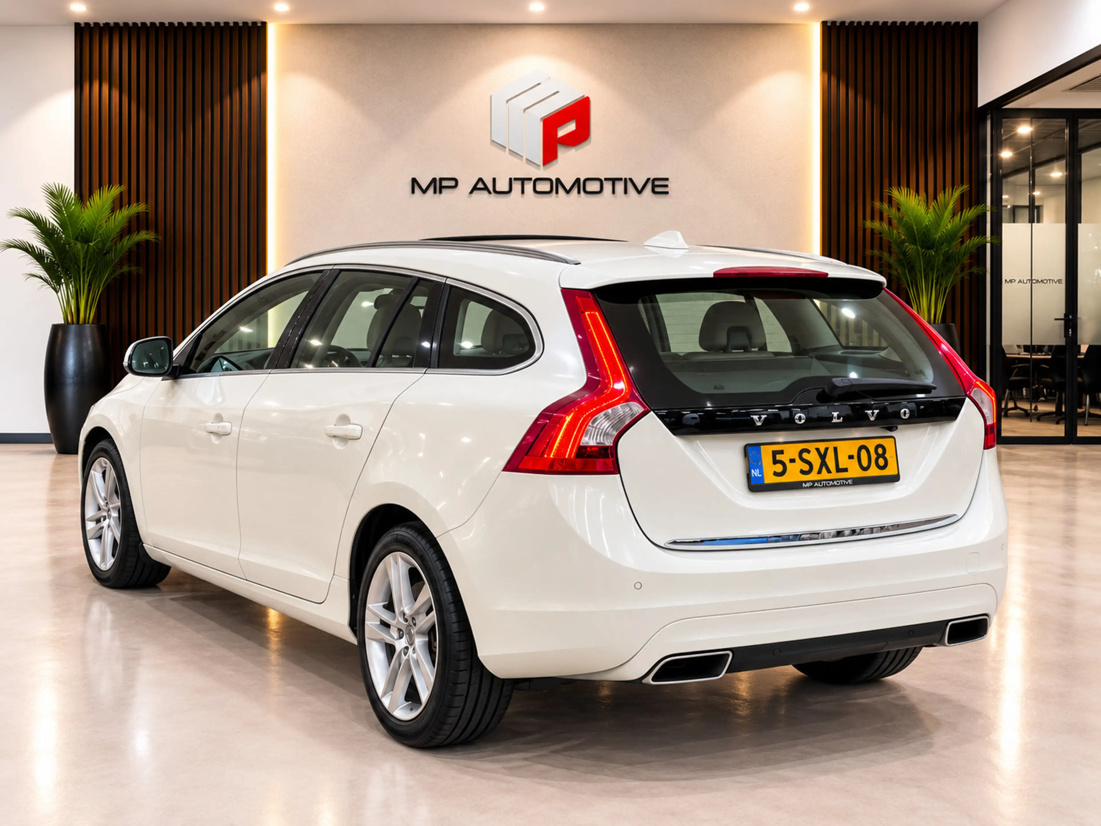 Volvo V60 2.4 D6 AWD Plug-In Hybrid Summum|BLIS|PANO|Trekhaa — photo 9