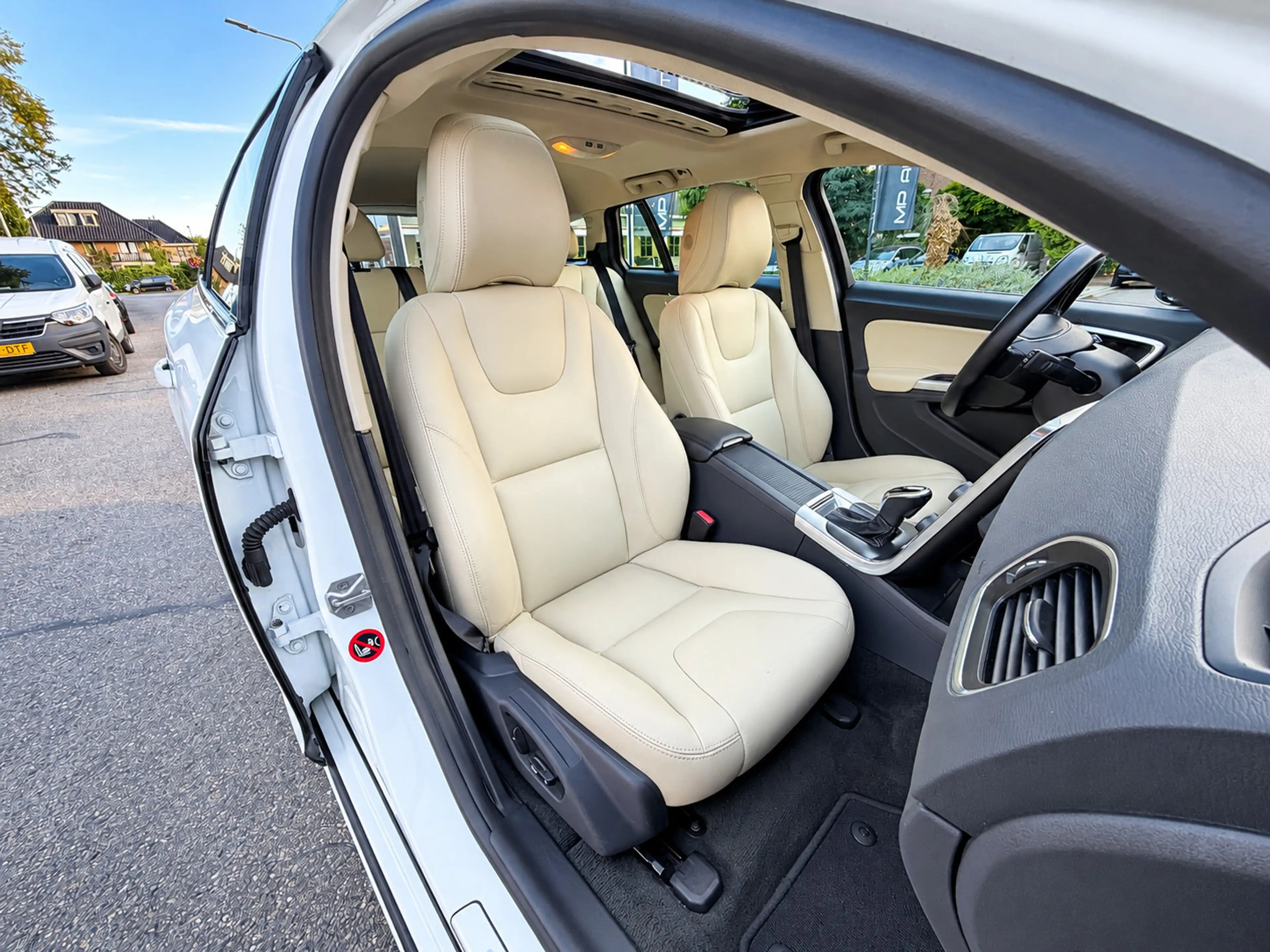 Volvo V60 2.4 D6 AWD Plug-In Hybrid Summum|BLIS|PANO|Trekhaa — photo 12