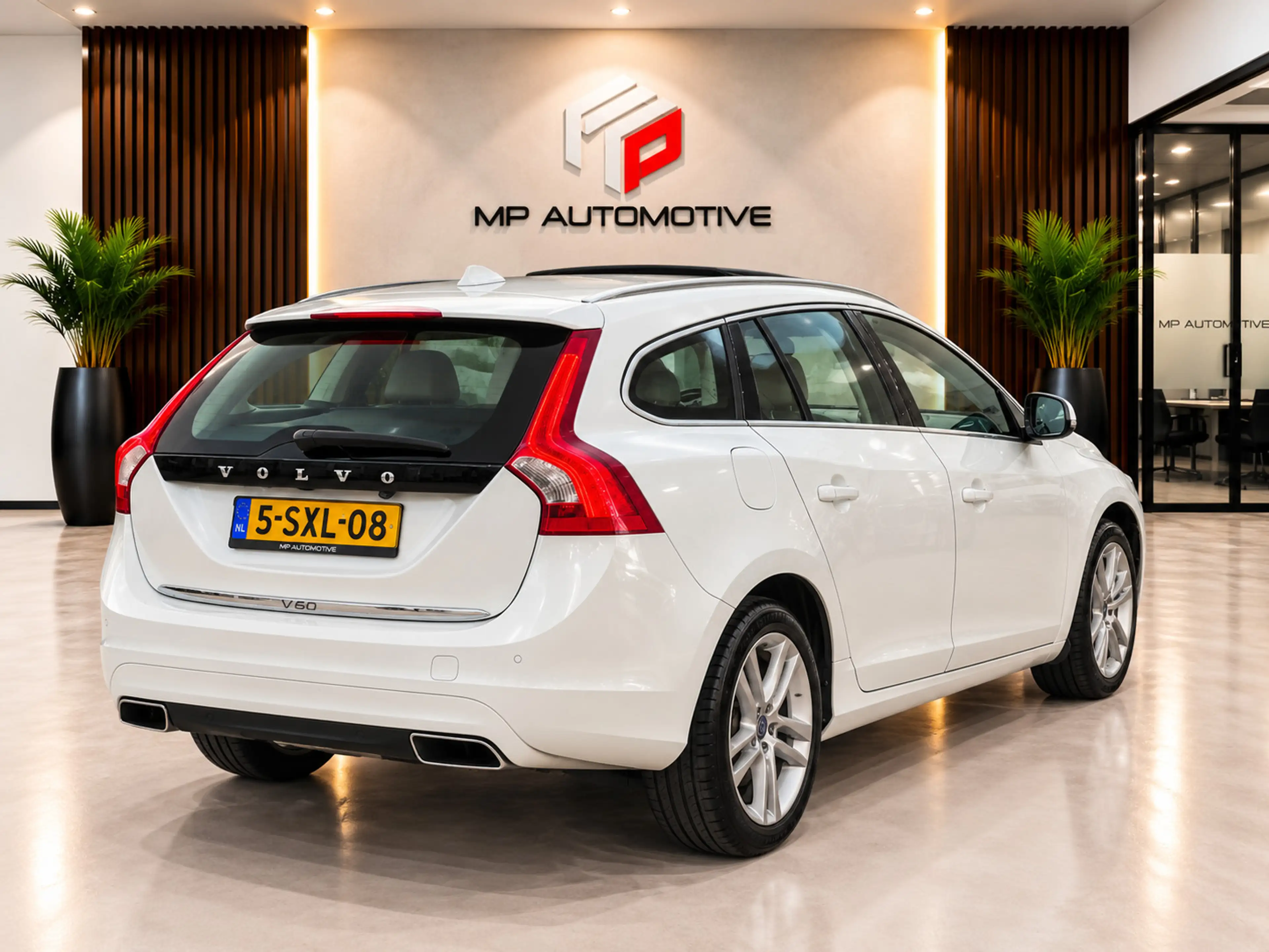 Volvo V60 2.4 D6 AWD Plug-In Hybrid Summum|BLIS|PANO|Trekhaa — photo 3