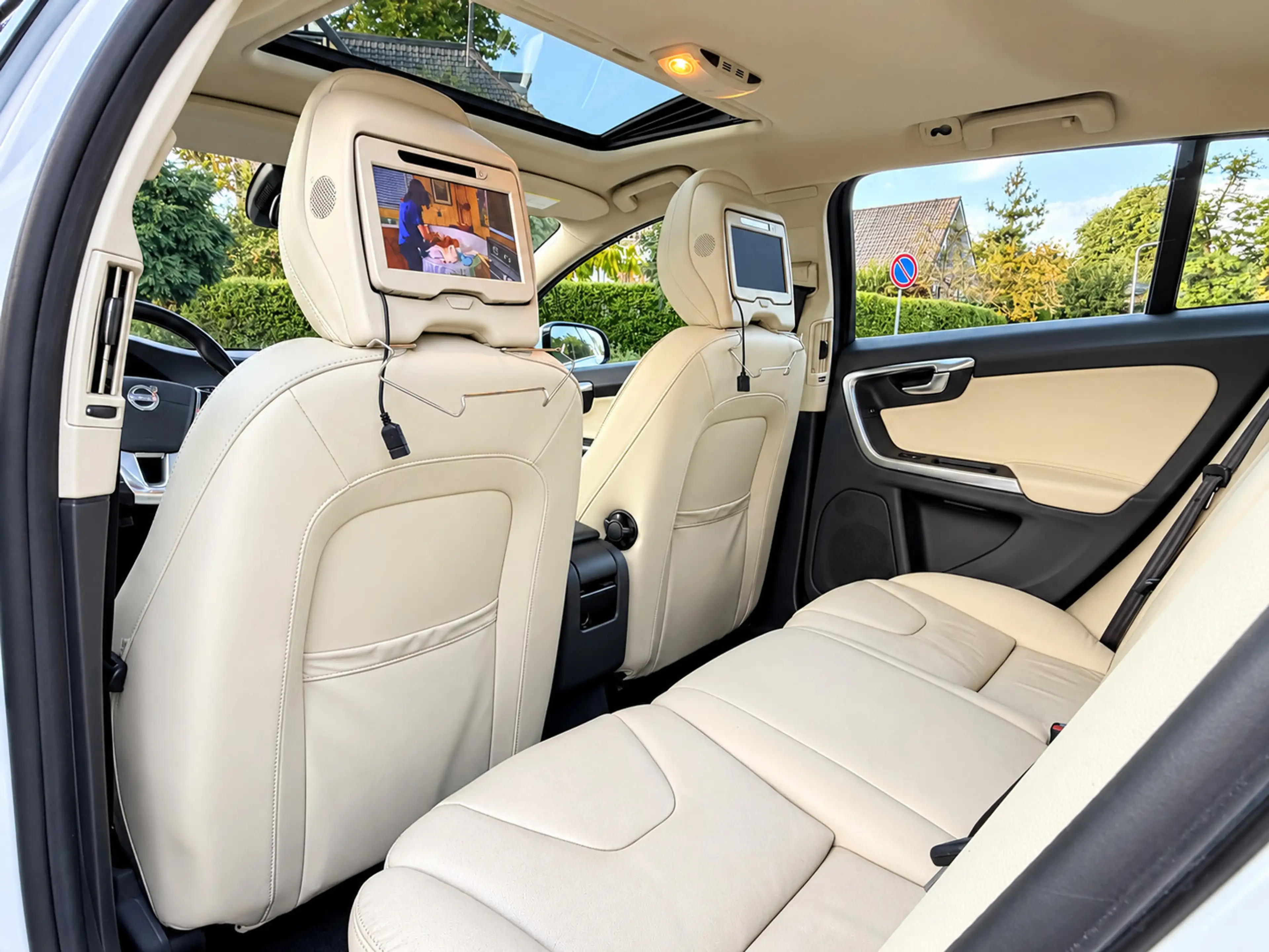 Volvo V60 2.4 D6 AWD Plug-In Hybrid Summum|BLIS|PANO|Trekhaa — photo 15