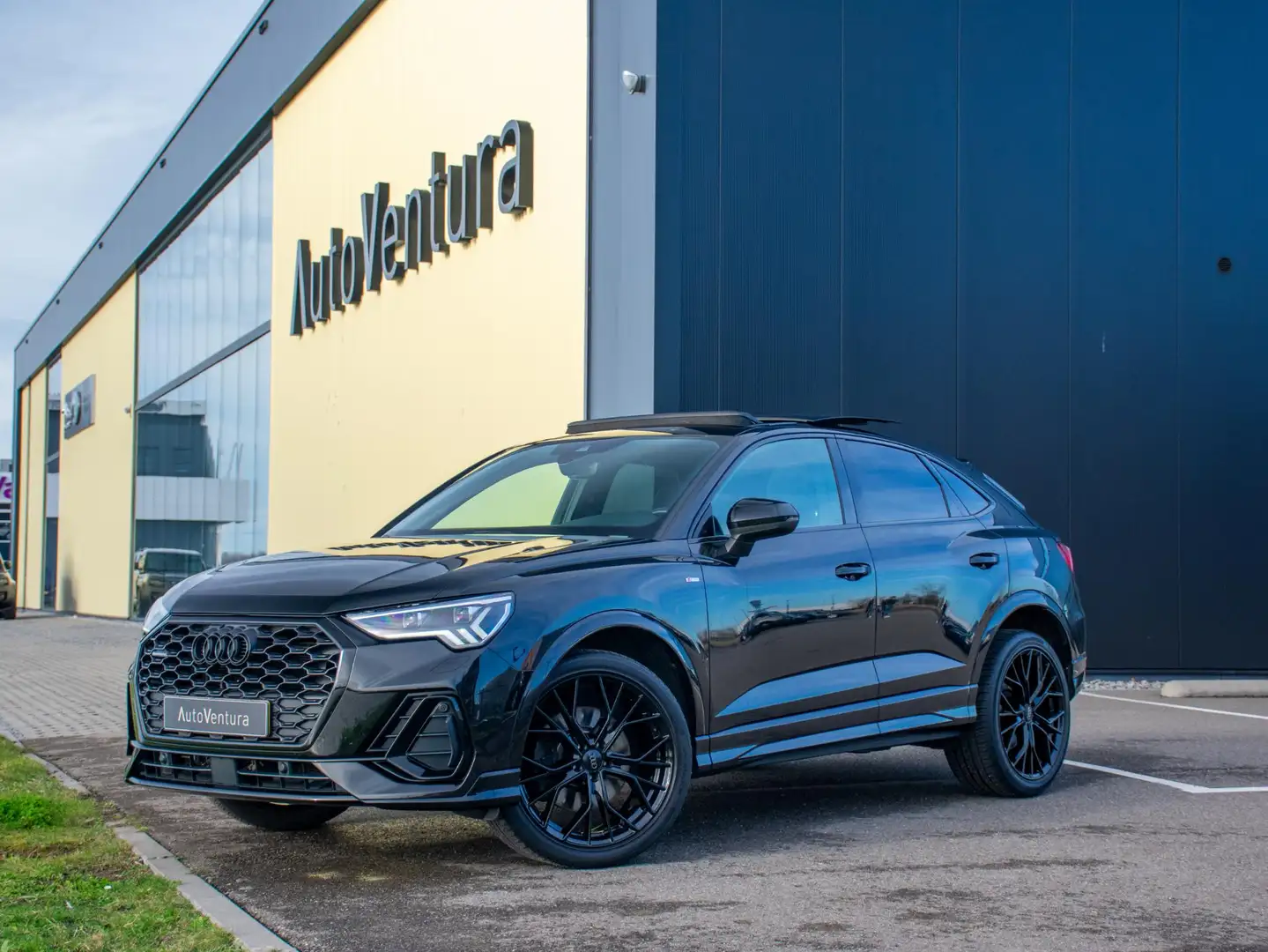 Audi Q3 Sportback 40 TFSI quattro S Edition | Bang & Olufs Schwarz - 1