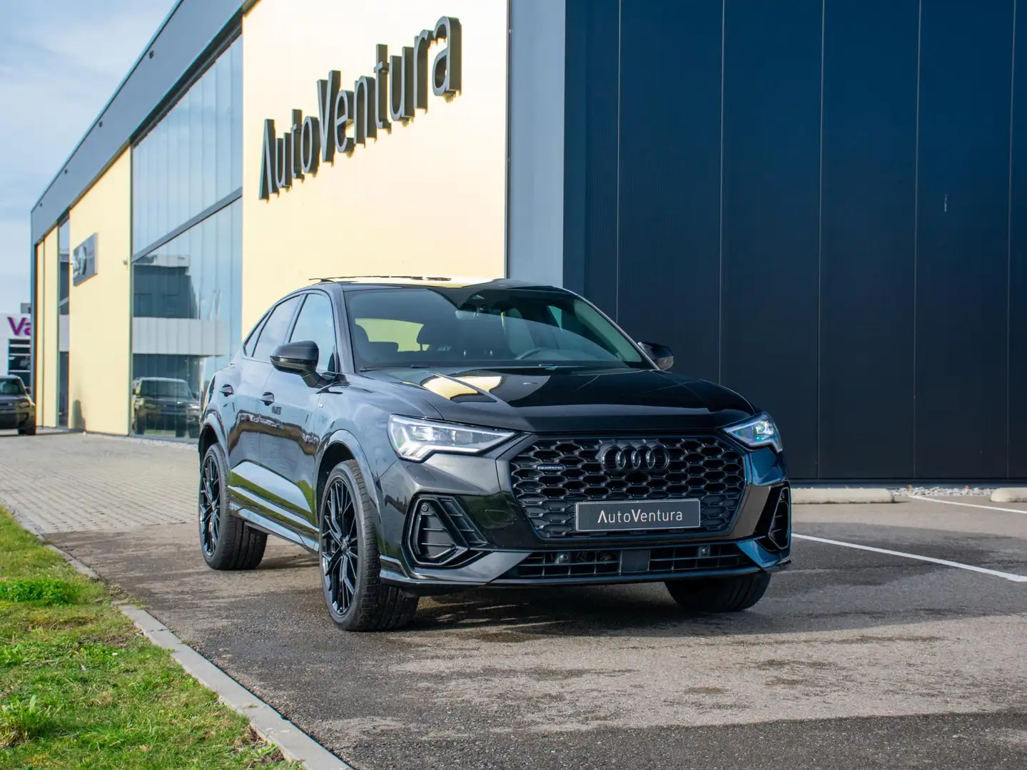 Audi Q3 Sportback 40 TFSI quattro S Edition | Bang & Olufs Schwarz - 2