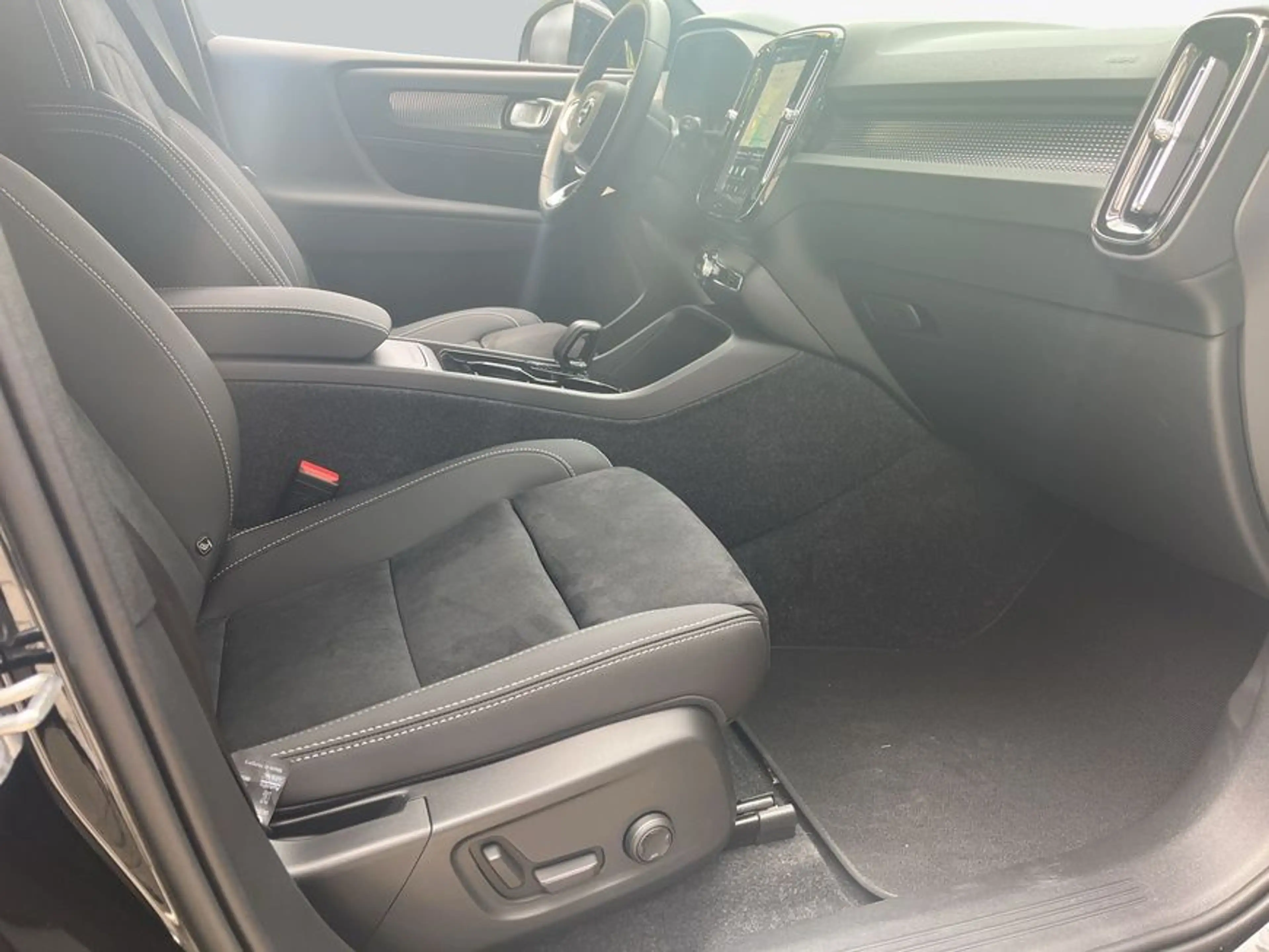 Volvo EX40 Fully Electric Single M. Extended Range RWD P — photo 3