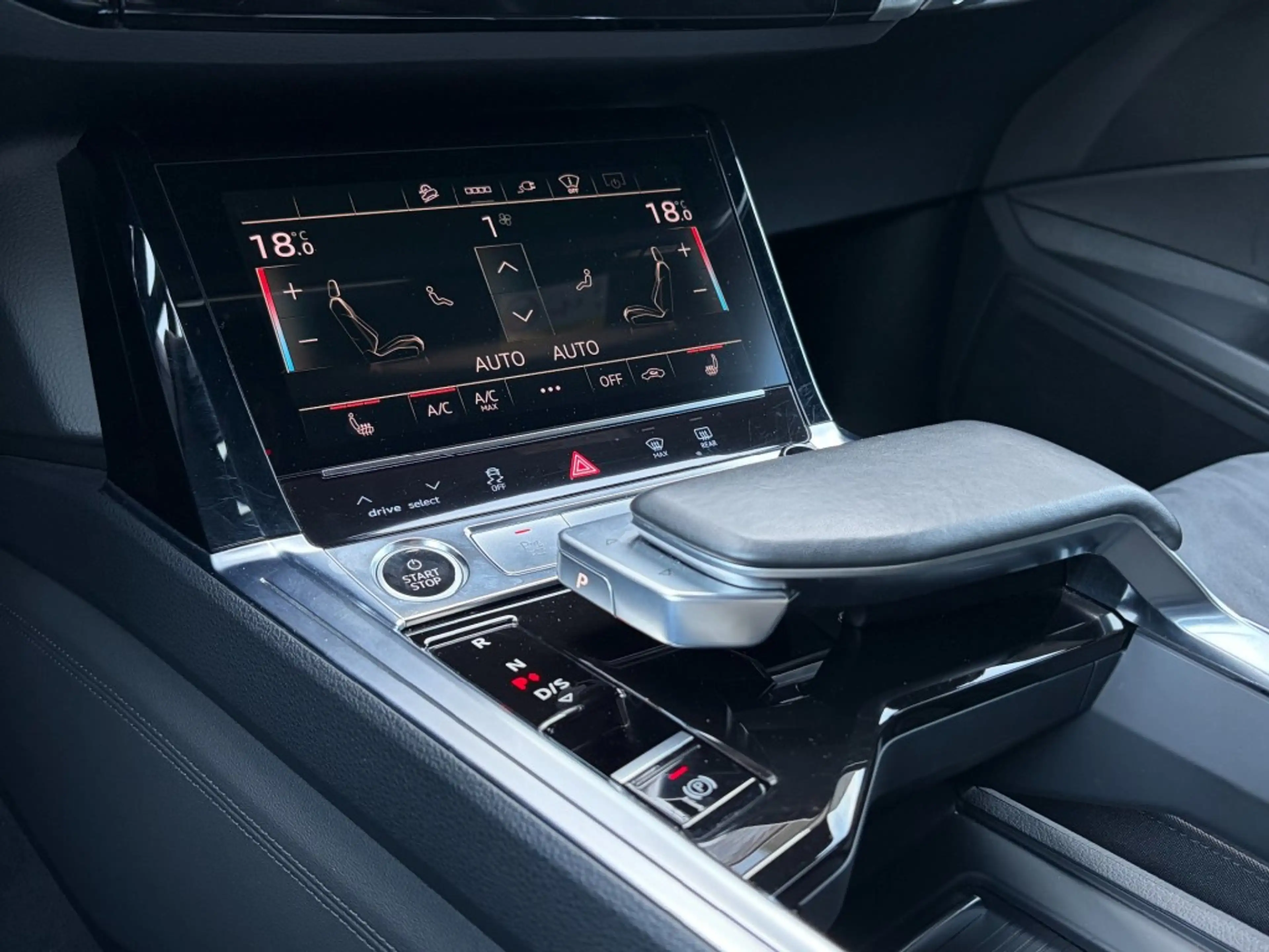 Audi e-tron 55 QUATTRO S-LINE - TREKHAAK - 21 INCH — photo 10