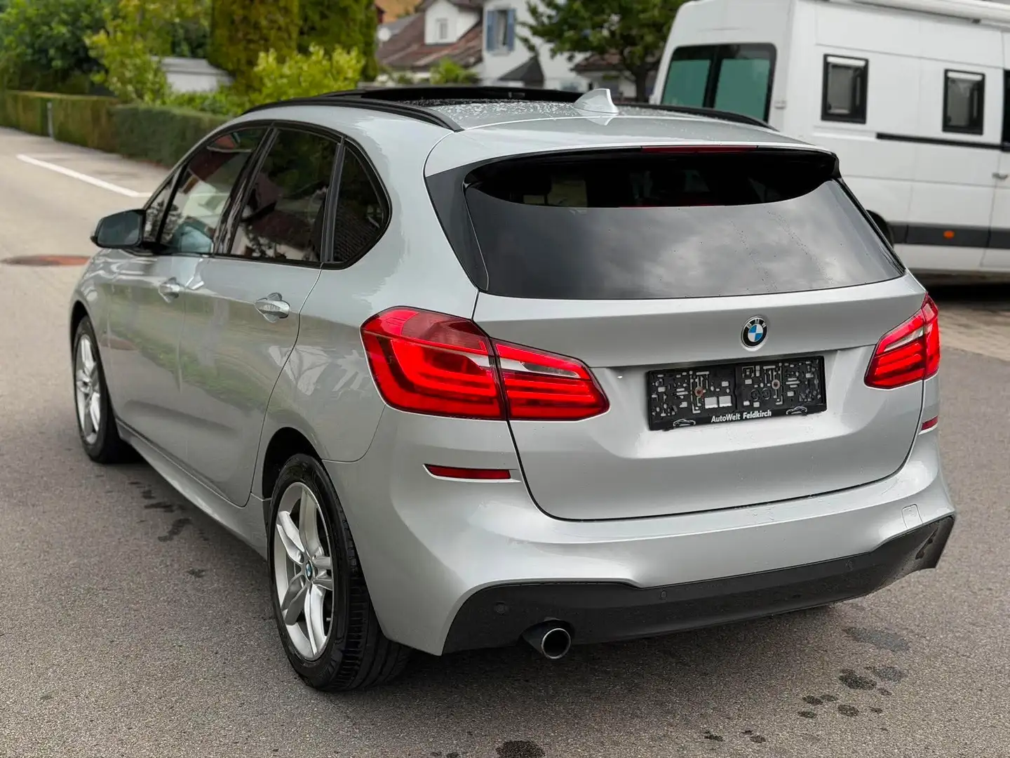 BMW 218 i M-PAKET SPORT AUTOMATIK 1.BESITZ *PANO *NAVI Grau - 2