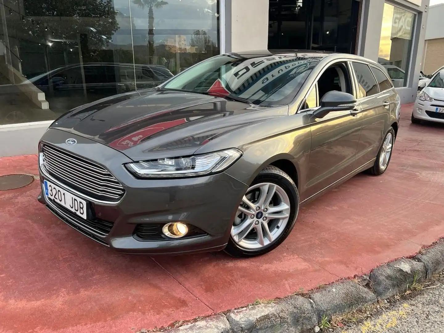 Ford Mondeo SB 2.0TDCI Titanium PowerShift 180 Gris - 2
