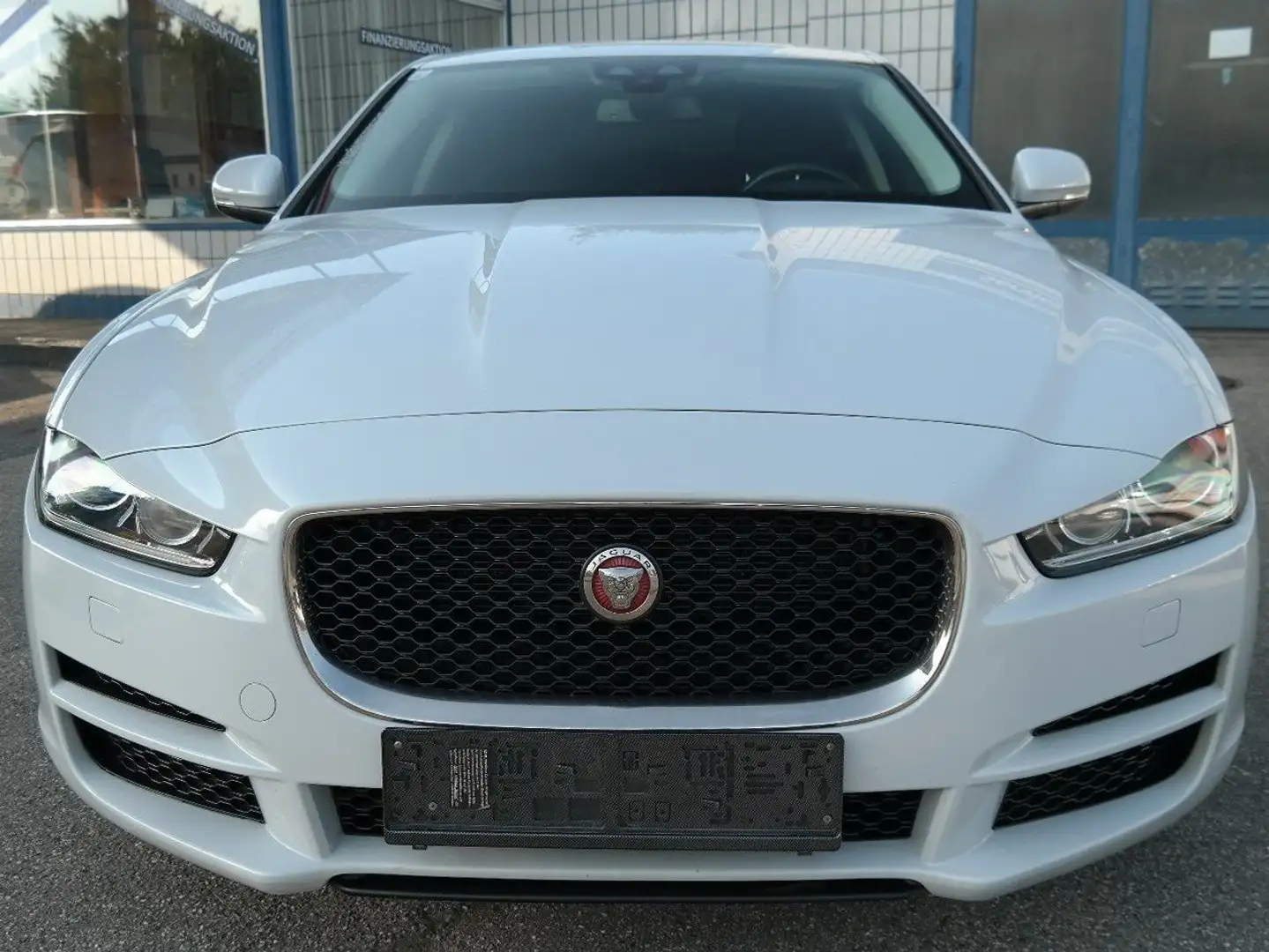 Jaguar XE 20d Prestige Aut. Weiß - 2