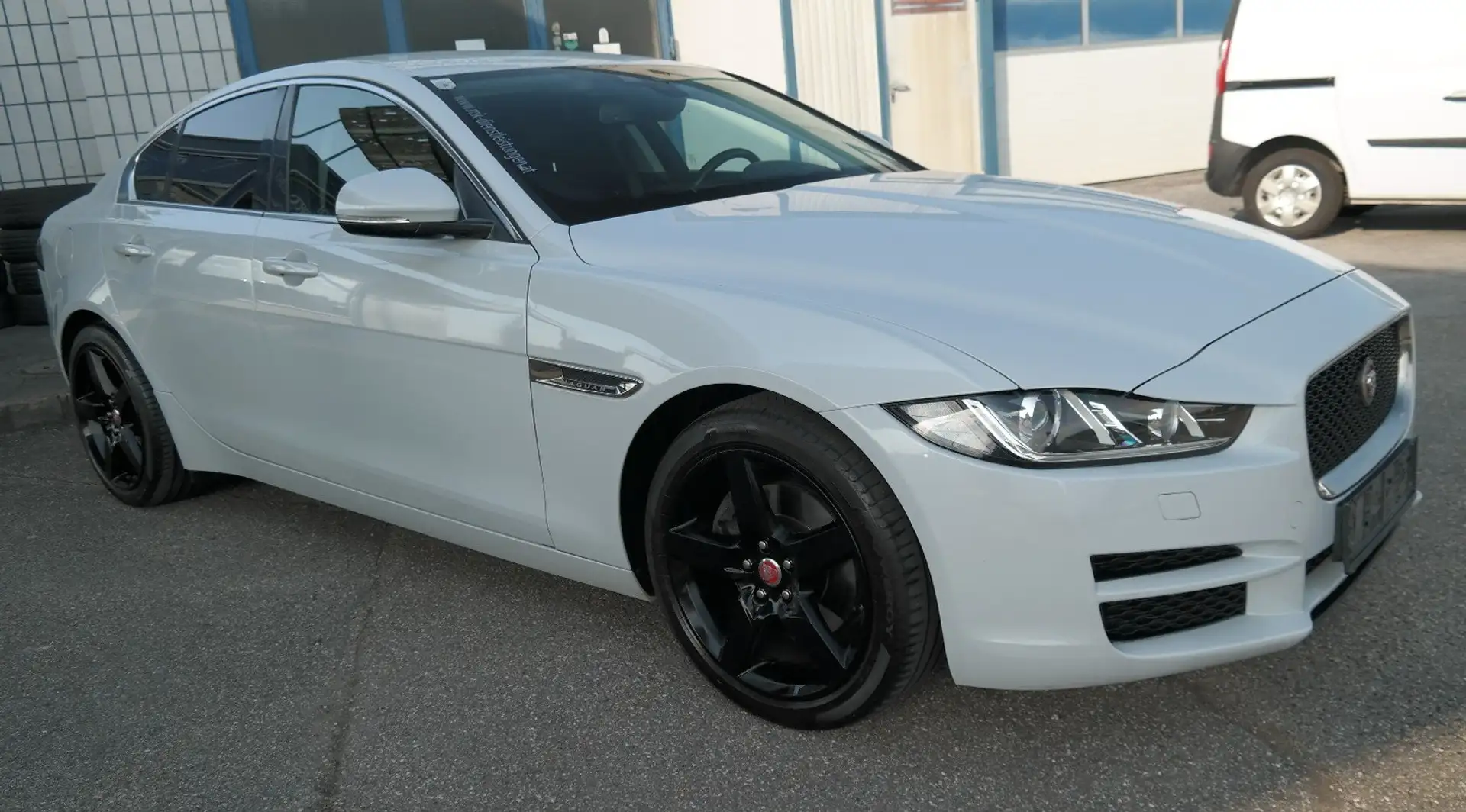 Jaguar XE 20d Prestige Aut. Weiß - 1