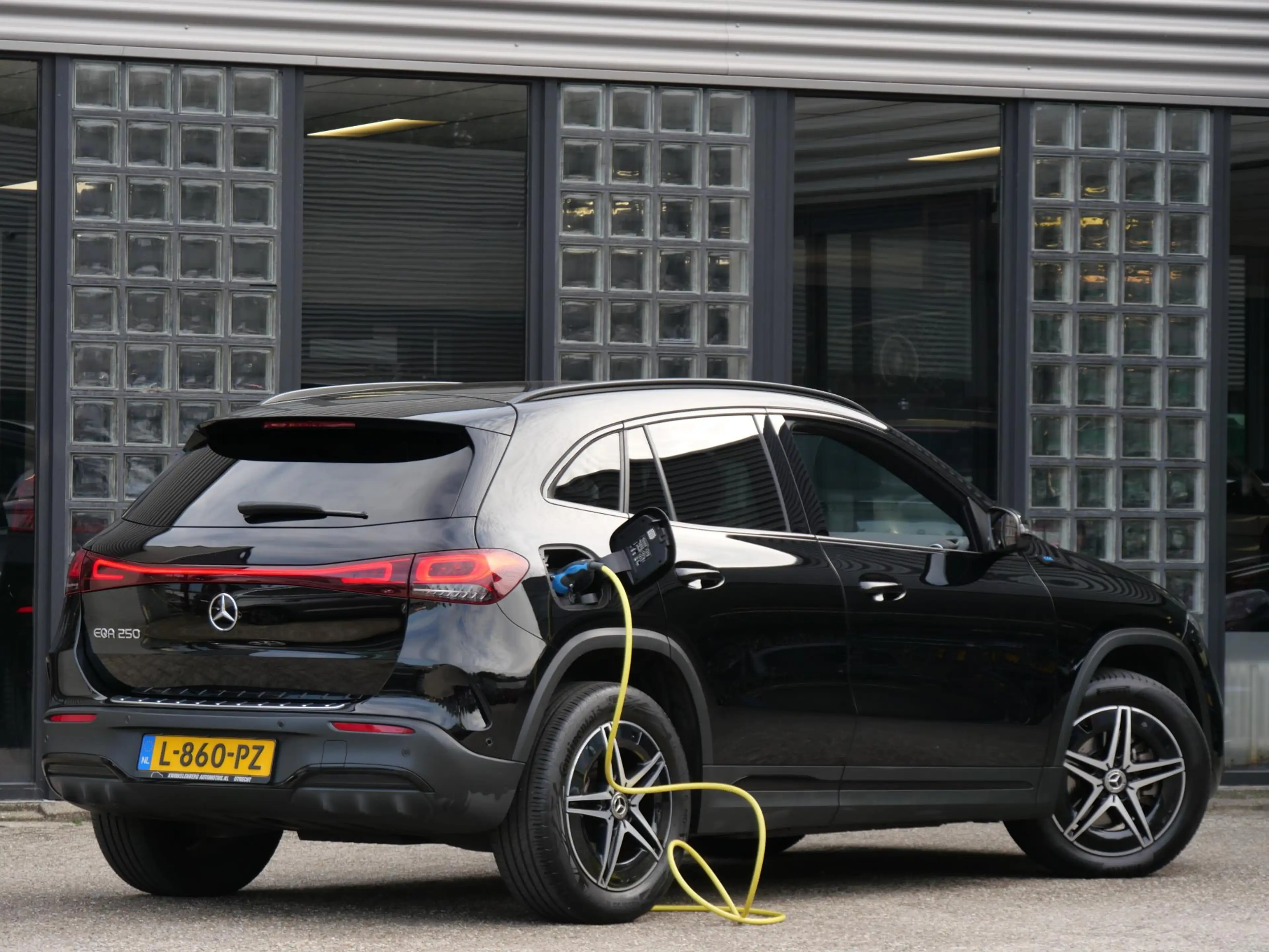 Mercedes-Benz EQA 67kWh AMG/ AMBIENT LIGHTING/ BLINDSPOT/ ELEKT. KLE — photo 2