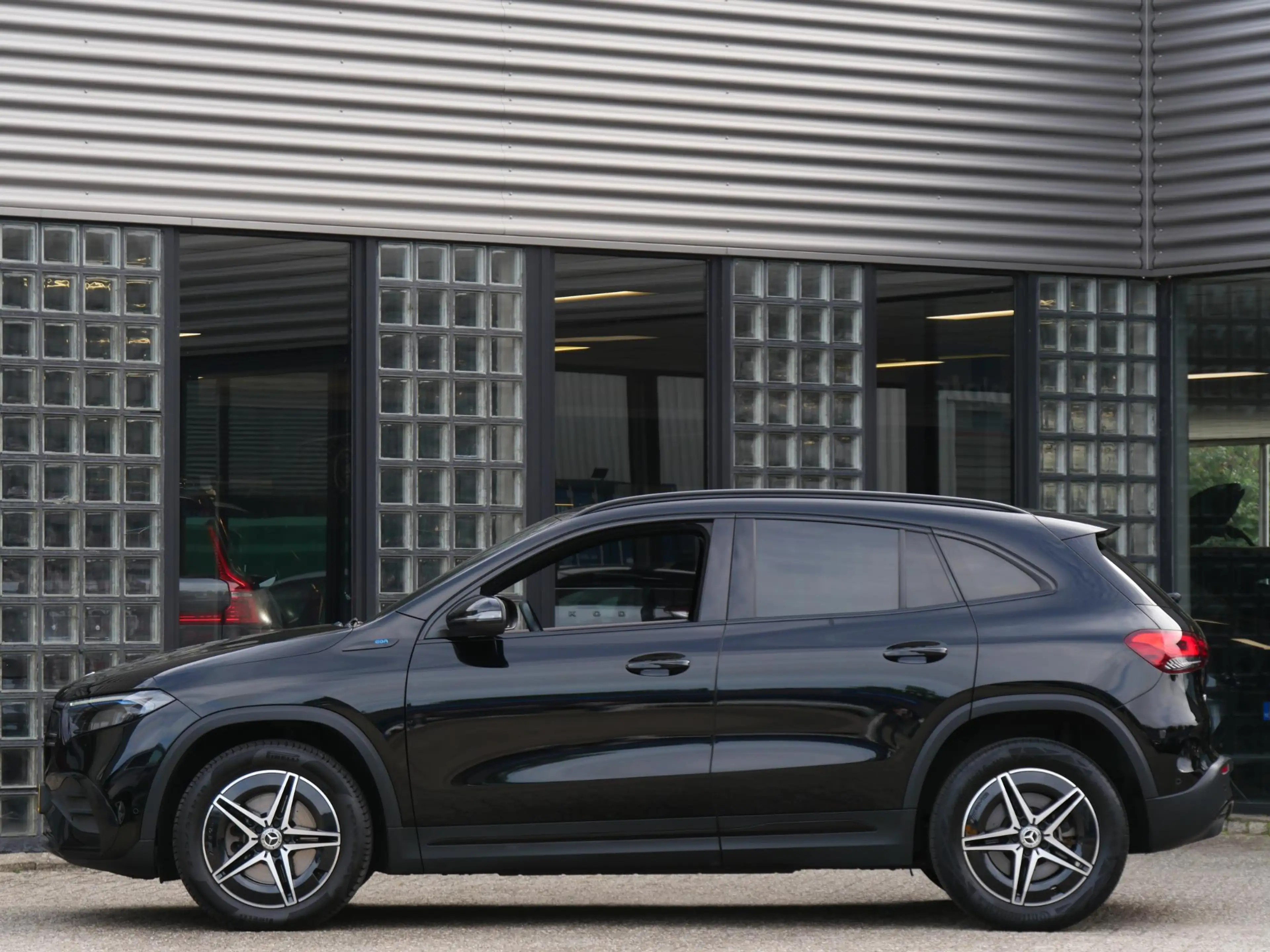 Mercedes-Benz EQA 67kWh AMG/ AMBIENT LIGHTING/ BLINDSPOT/ ELEKT. KLE — photo 3