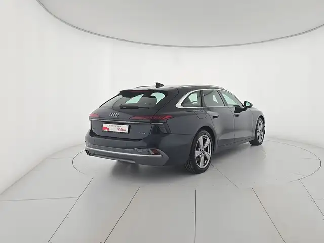 Audi A6 Avant view 5