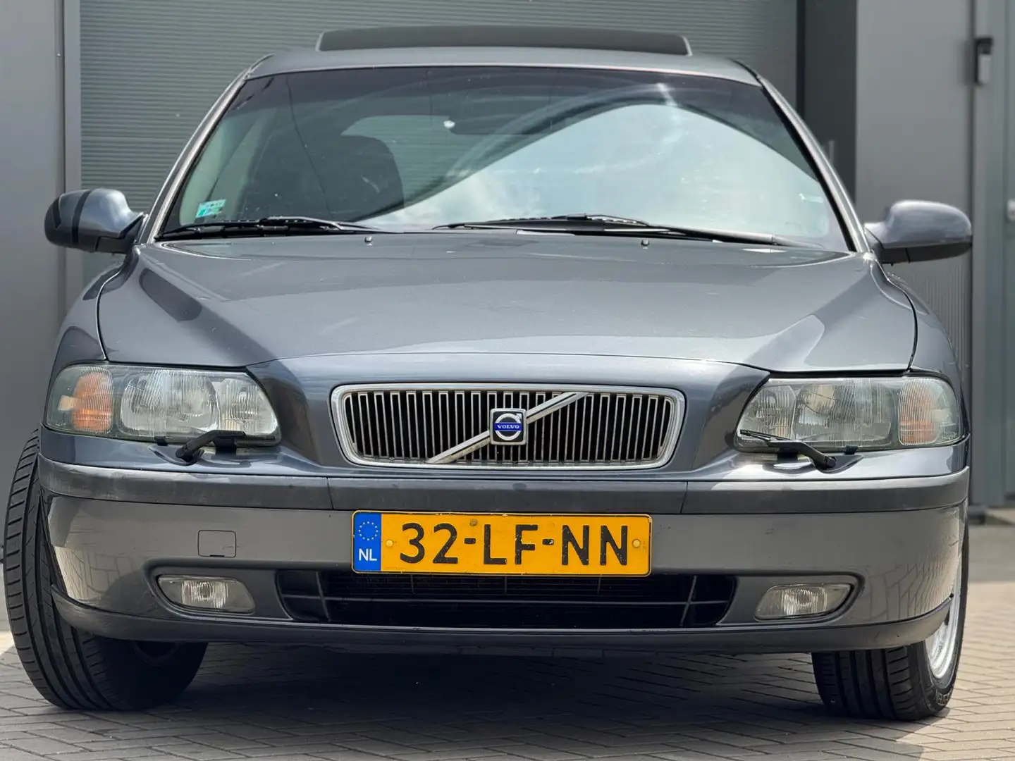 Volvo V70 2.4 Comfort Line | Automaat | Schuifdak | Leder sp Gris - 2